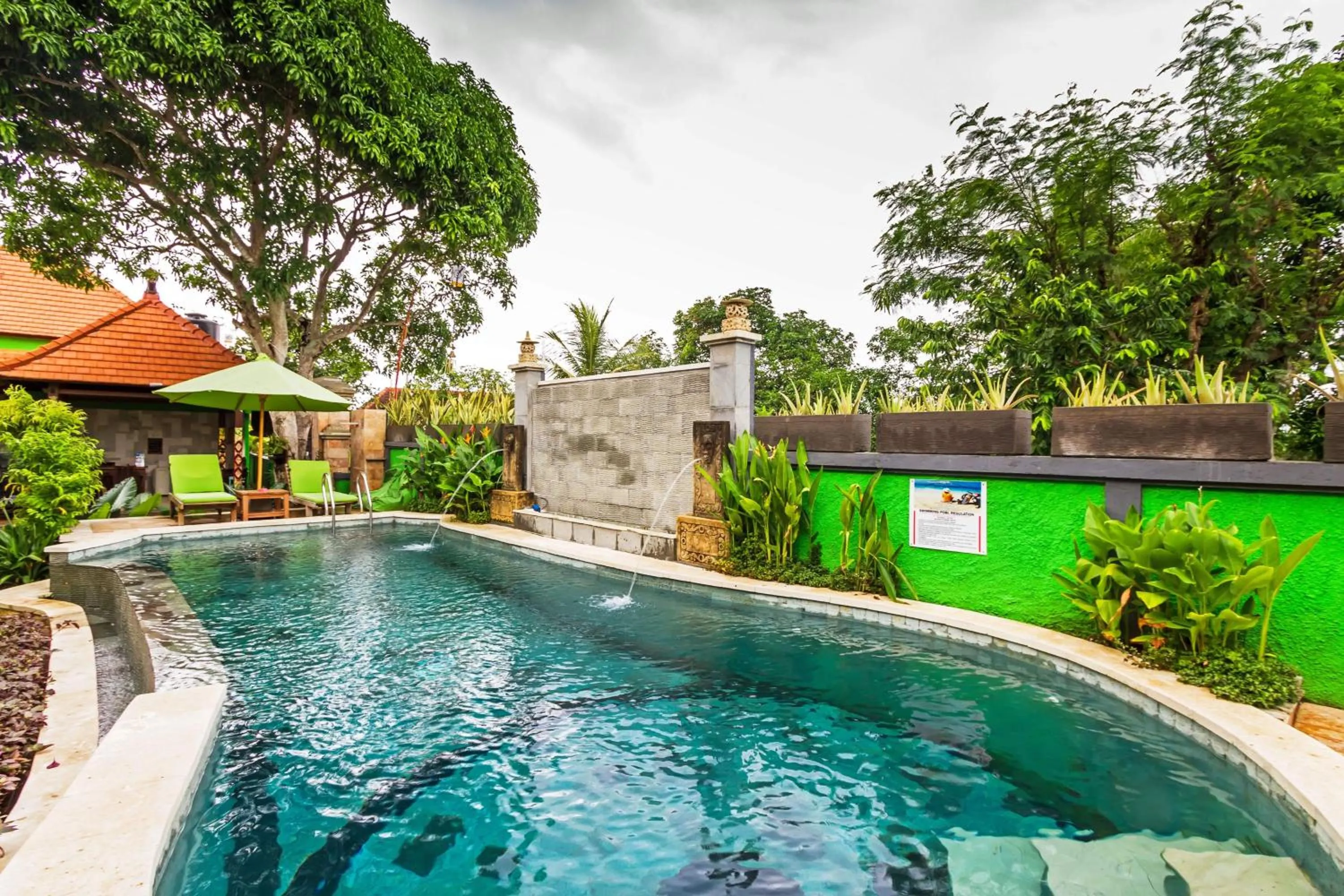 Swimming pool in Lembongan Hostel