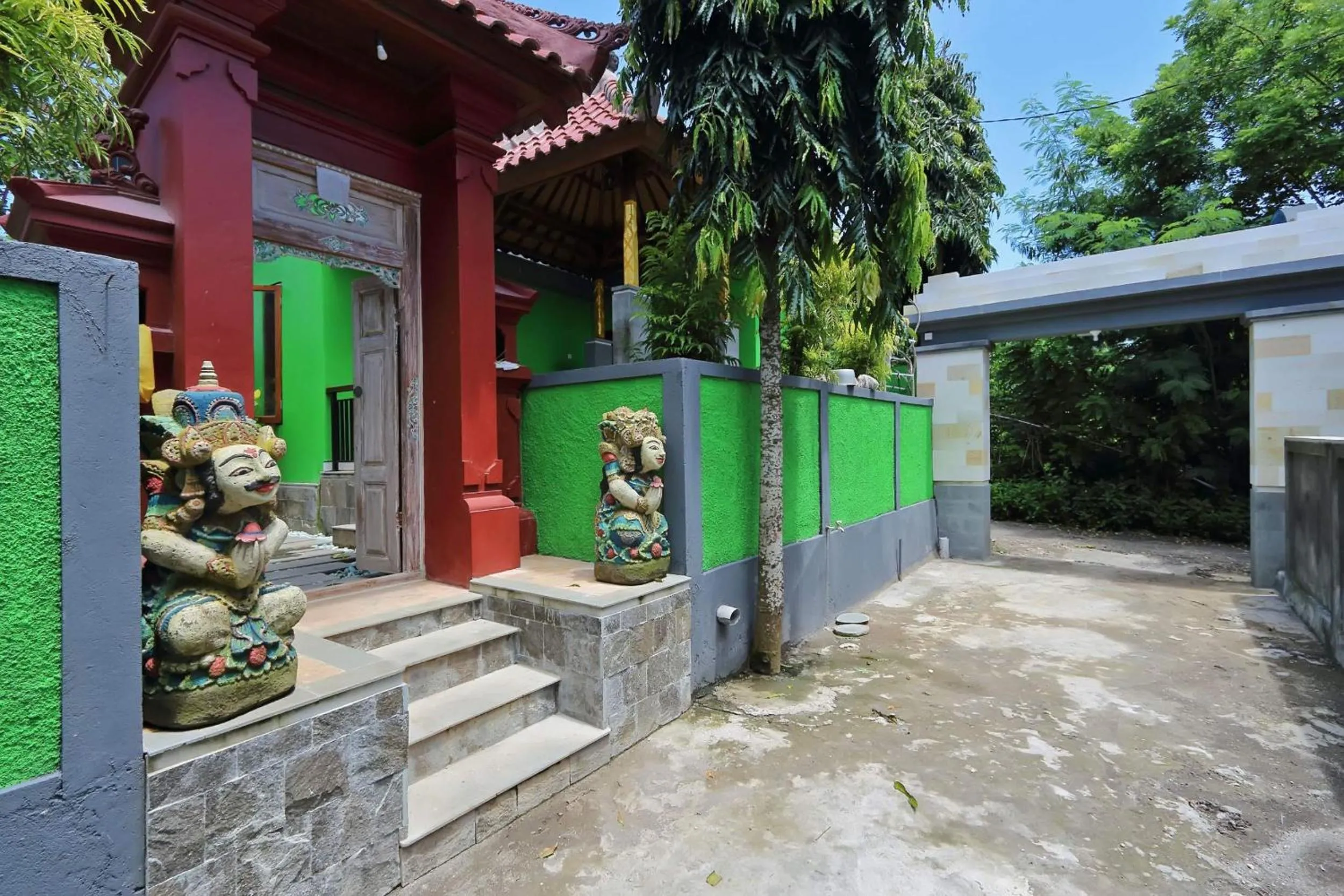 Facade/entrance in Lembongan Hostel