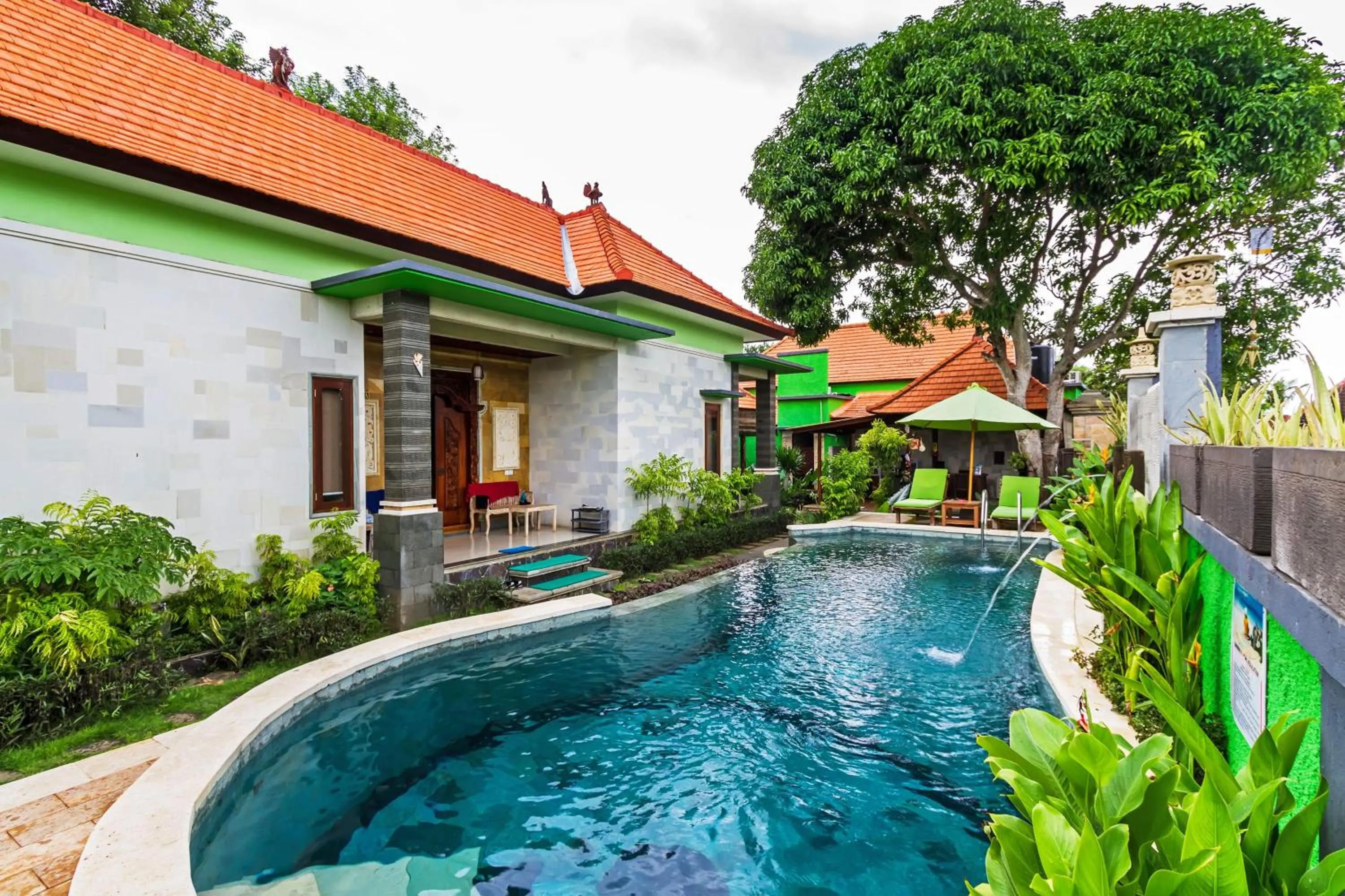 Swimming pool in Lembongan Hostel