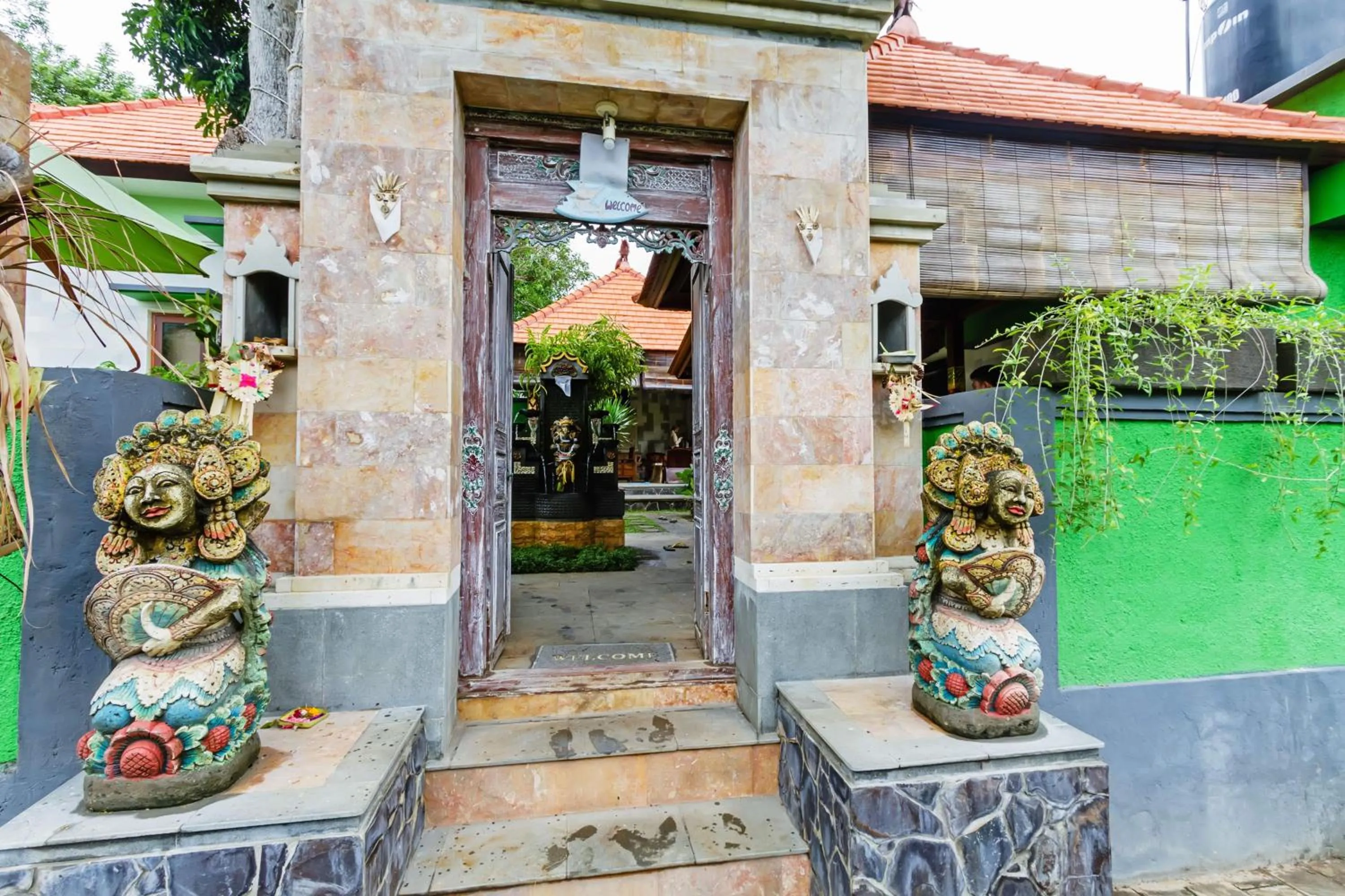 Facade/entrance in Lembongan Hostel