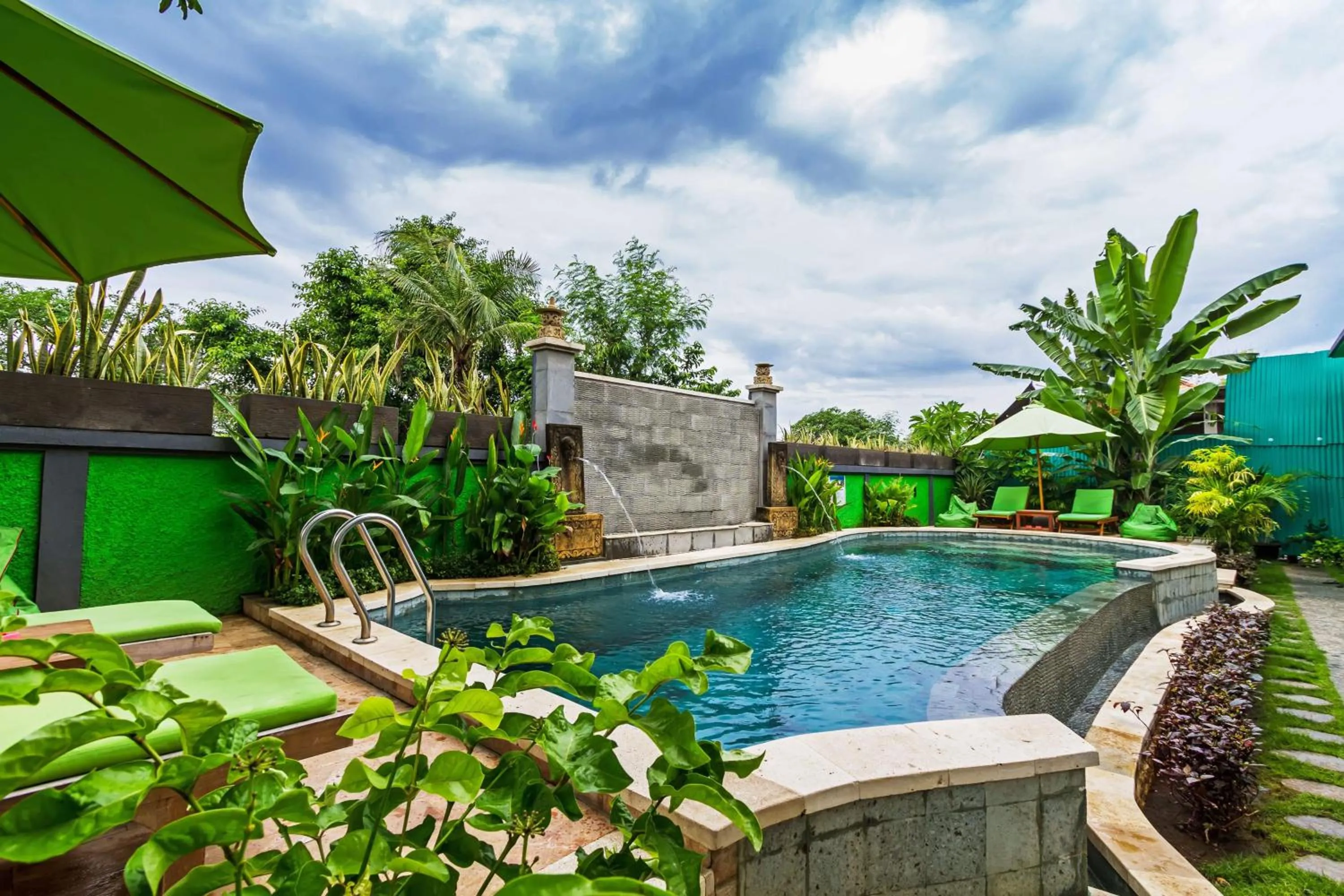 Swimming pool in Lembongan Hostel