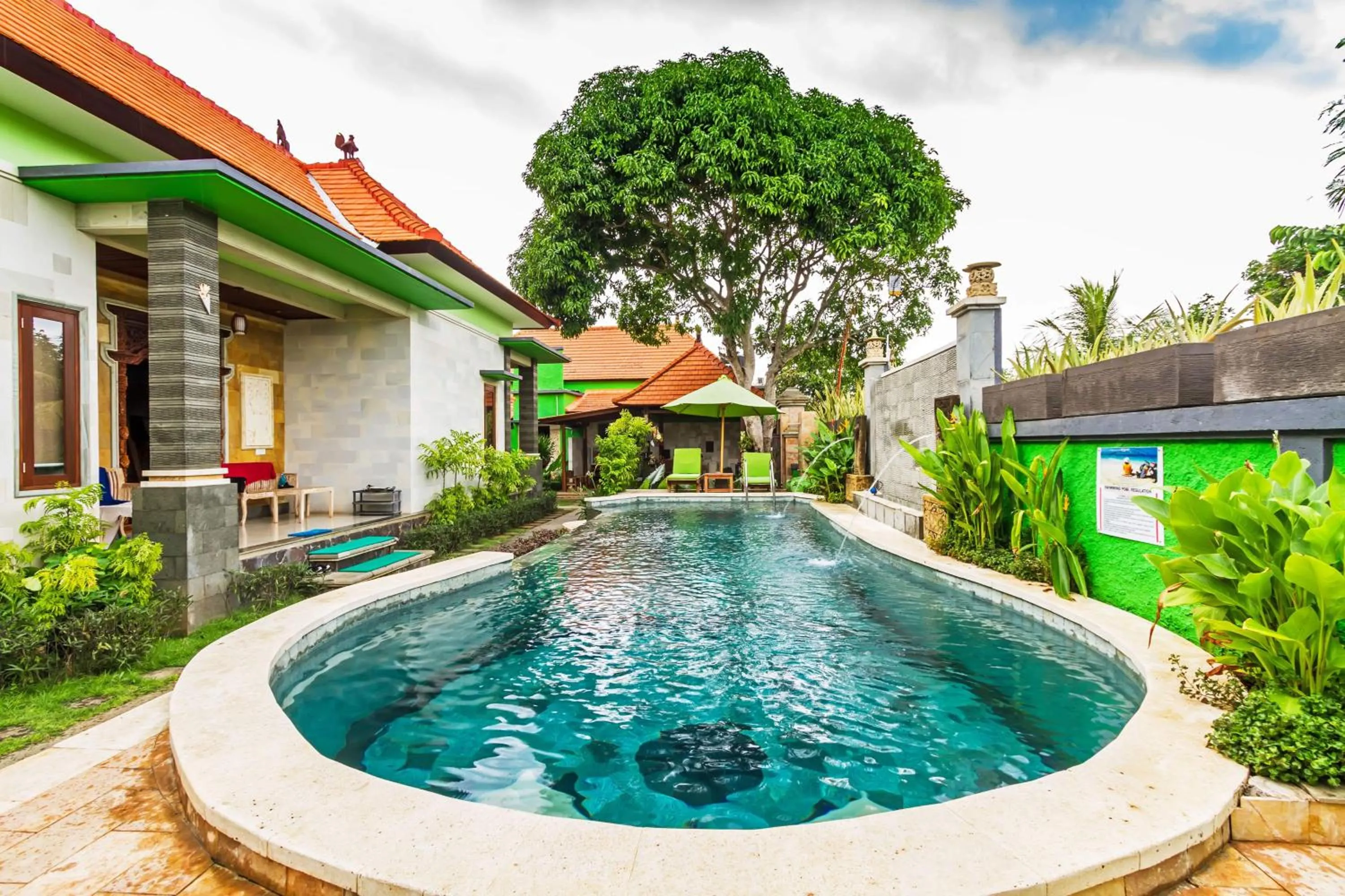 Swimming pool in Lembongan Hostel