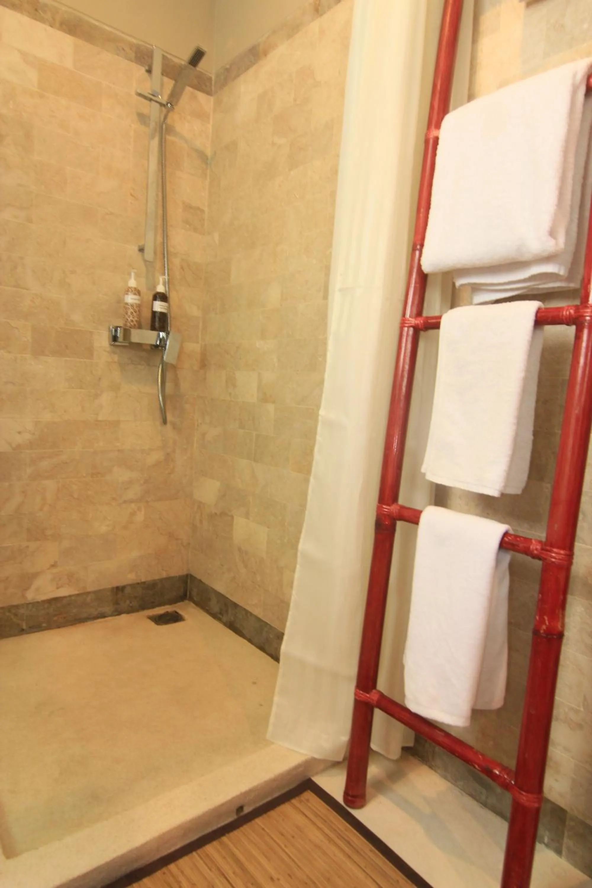 Shower in Kembali Lagi Guest House