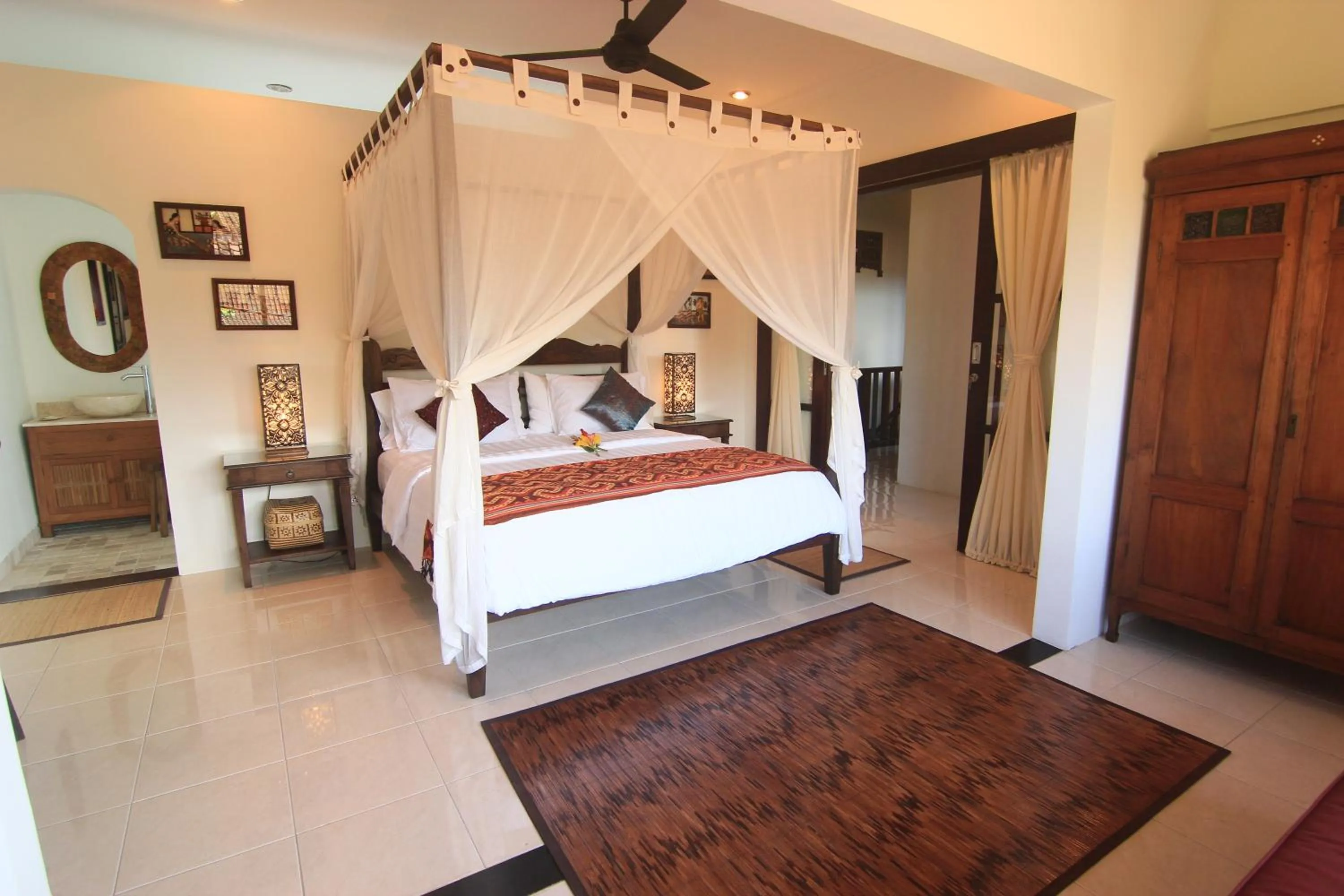 Shower, Bed in Kembali Lagi Guest House