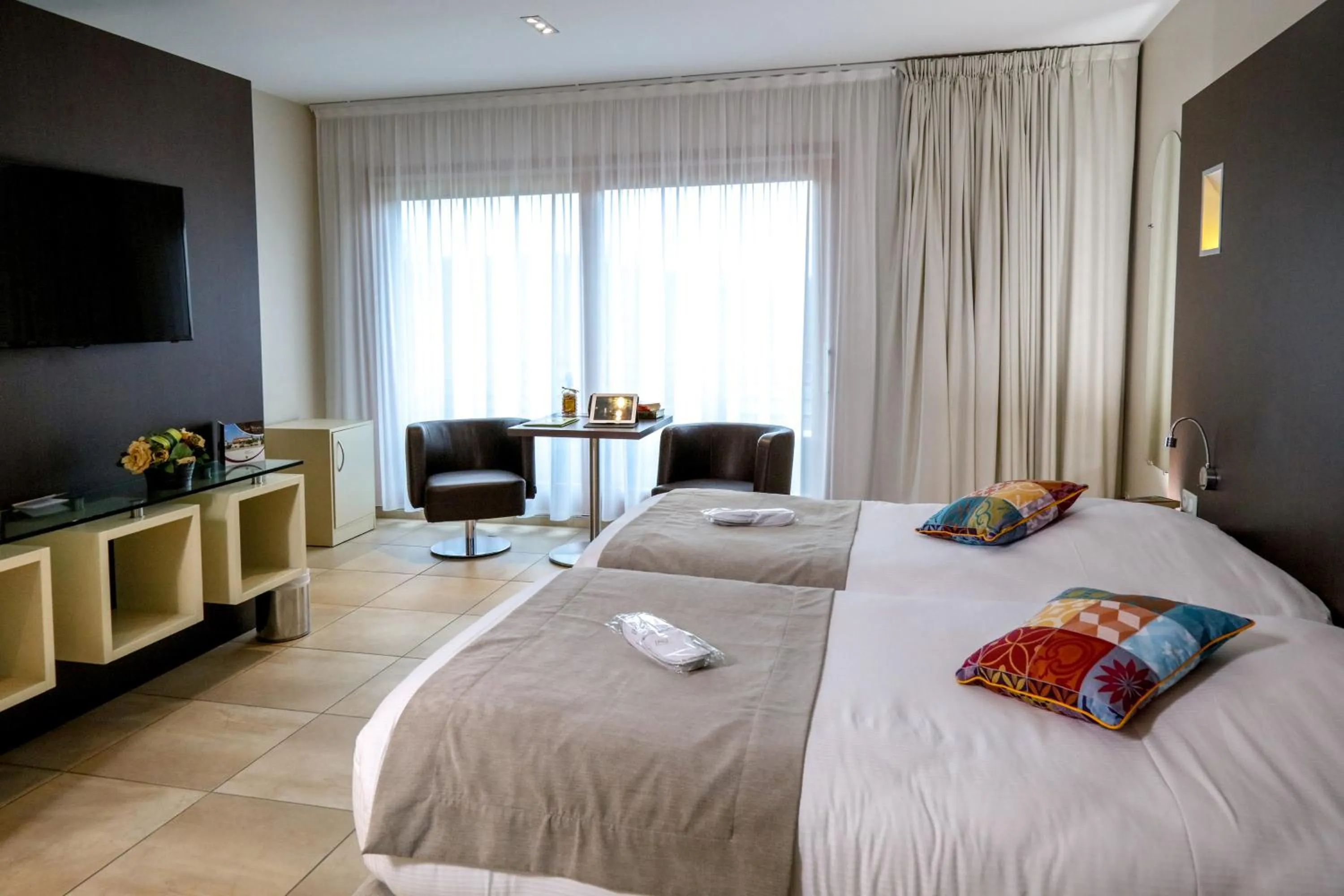 Shower, Bed in Logis Auberge Les Murets Hotel Restaurant Spa