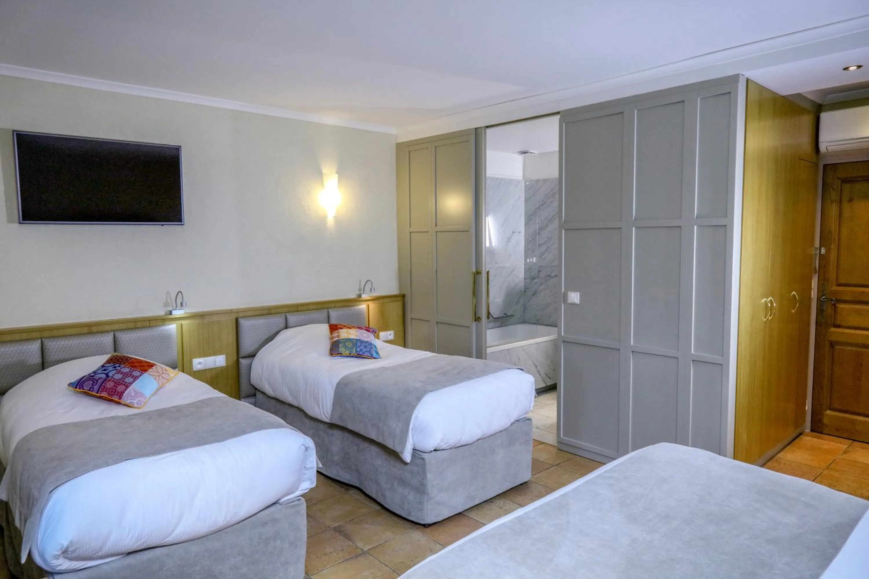 Shower, Bed in Logis Auberge Les Murets Hotel Restaurant Spa