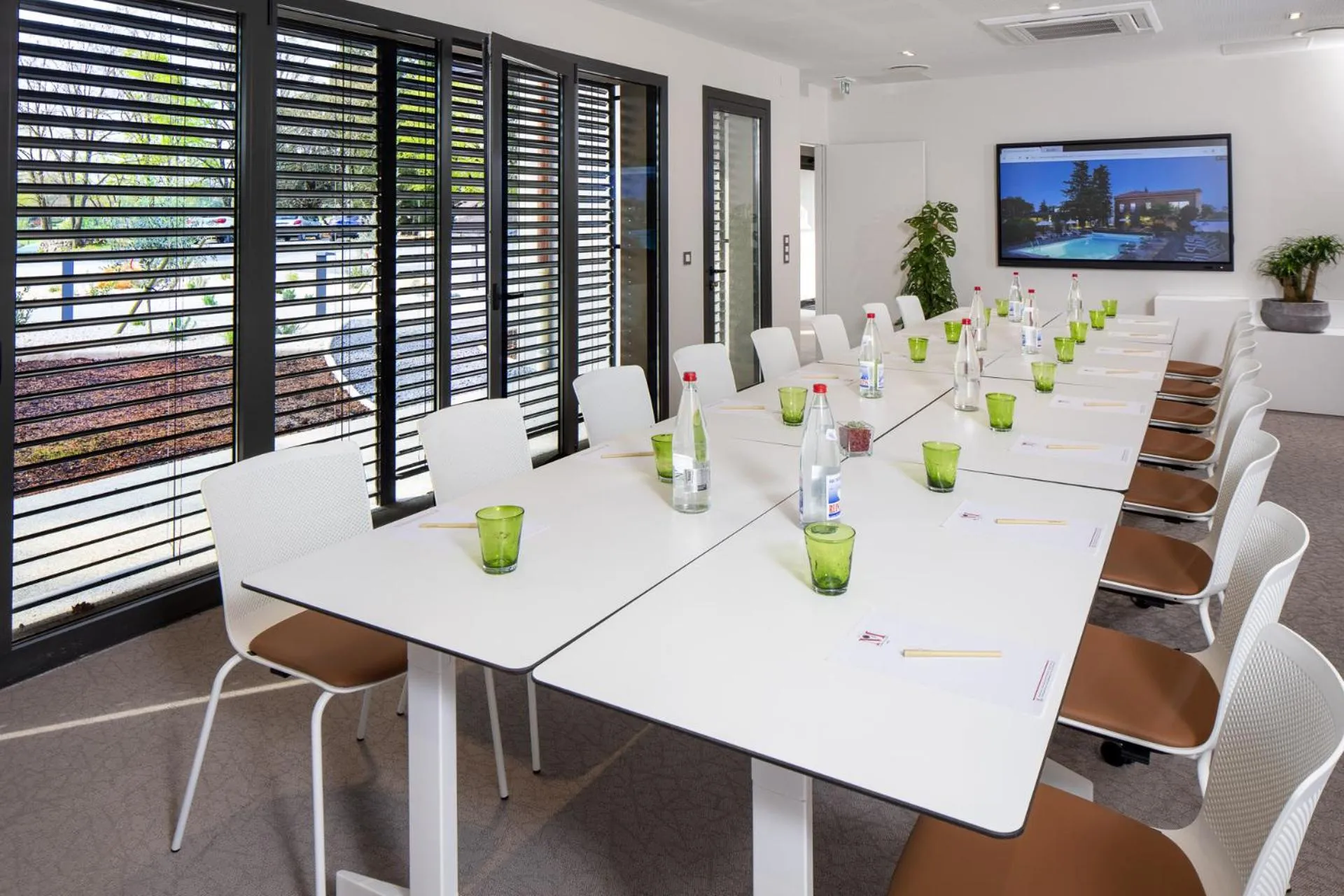 TV and multimedia in Logis Auberge Les Murets Hotel Restaurant Spa