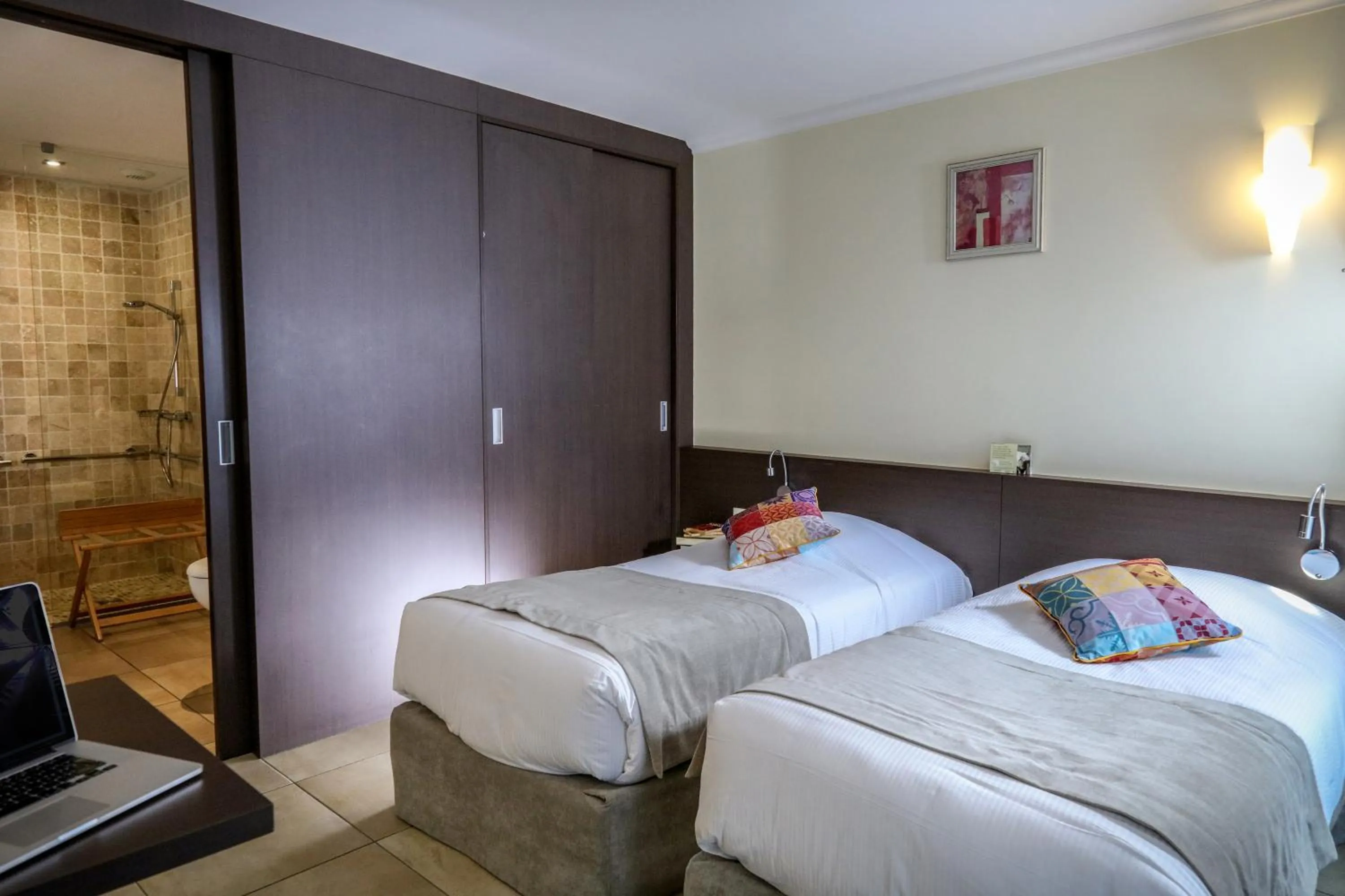 Shower, Bed in Logis Auberge Les Murets Hotel Restaurant Spa