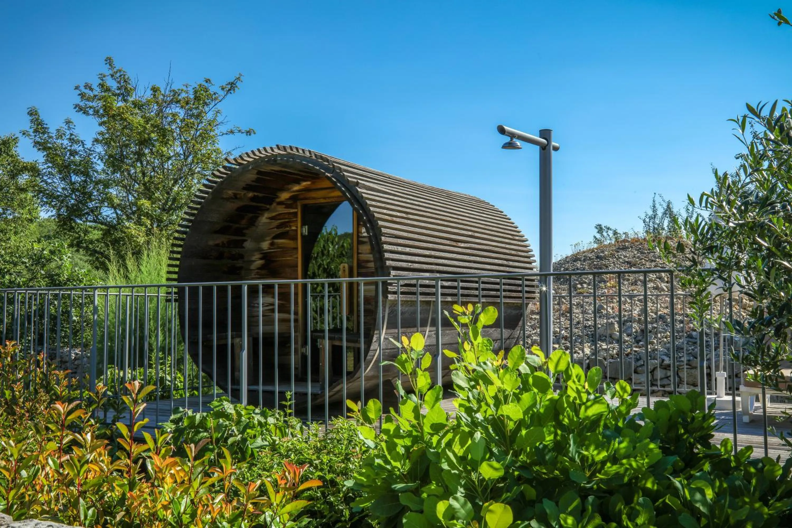 Garden in Logis Auberge Les Murets Hotel Restaurant Spa