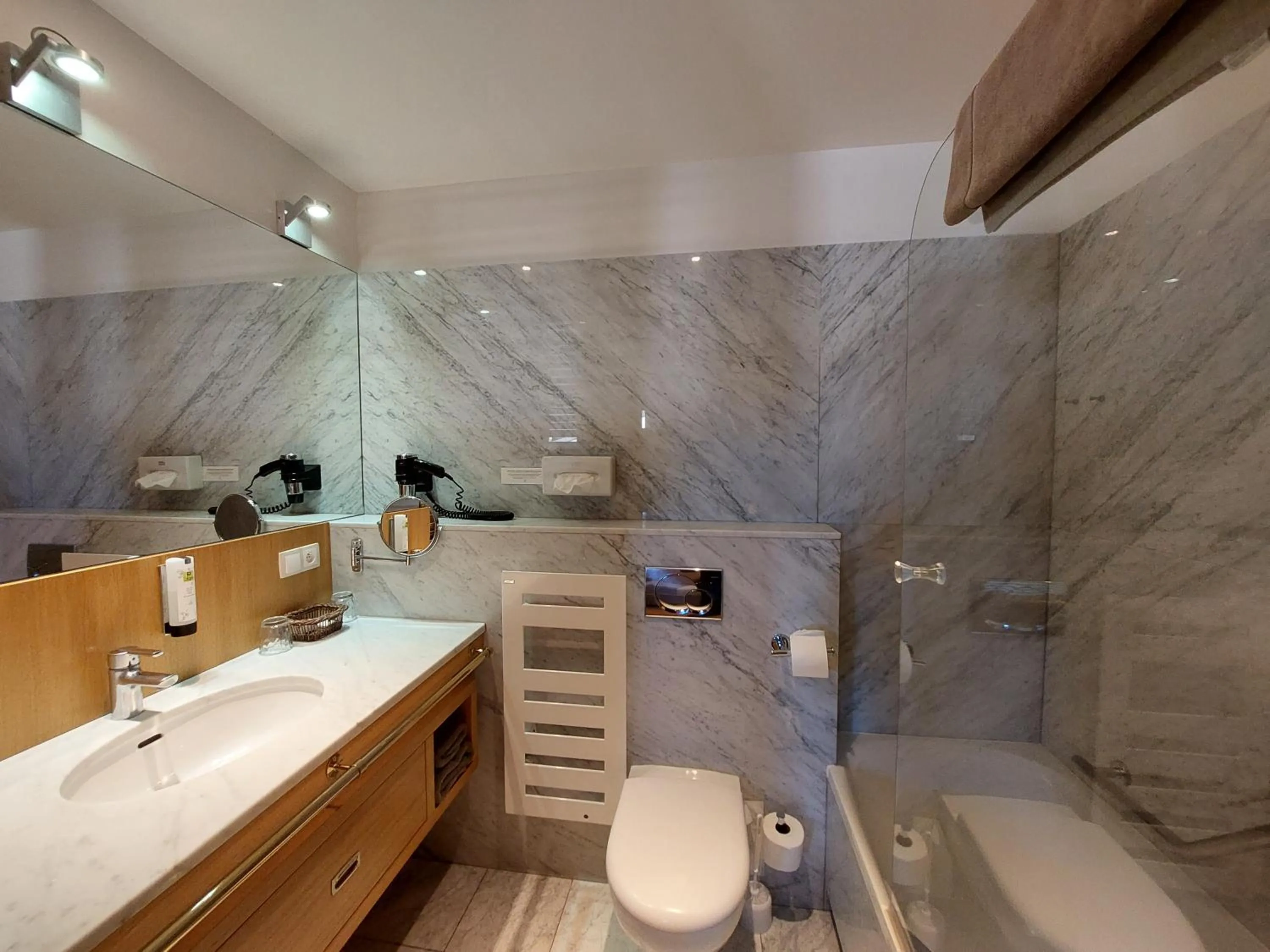 Toilet in Logis Auberge Les Murets Hotel Restaurant Spa