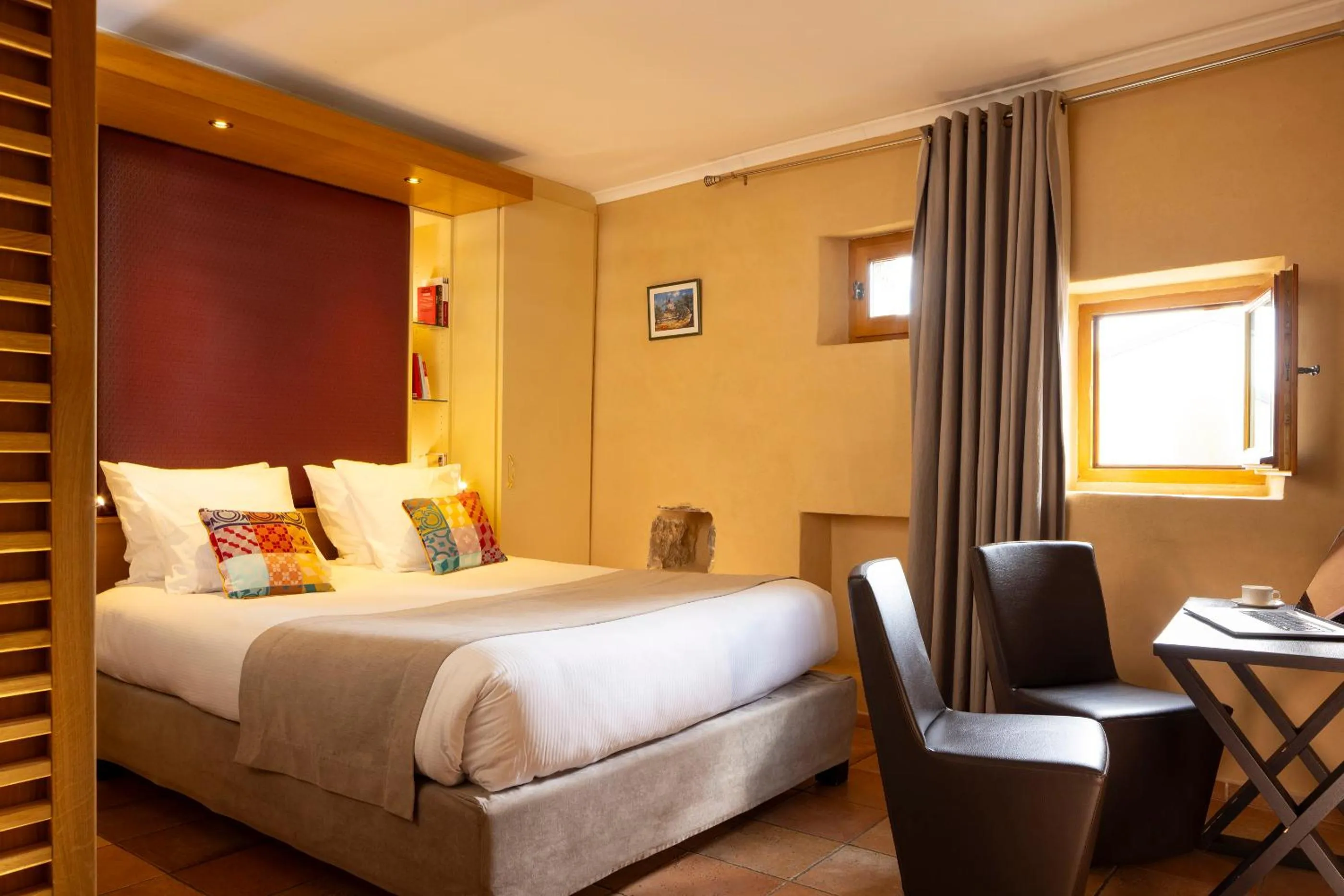 Toilet, Bed in Logis Auberge Les Murets Hotel Restaurant Spa