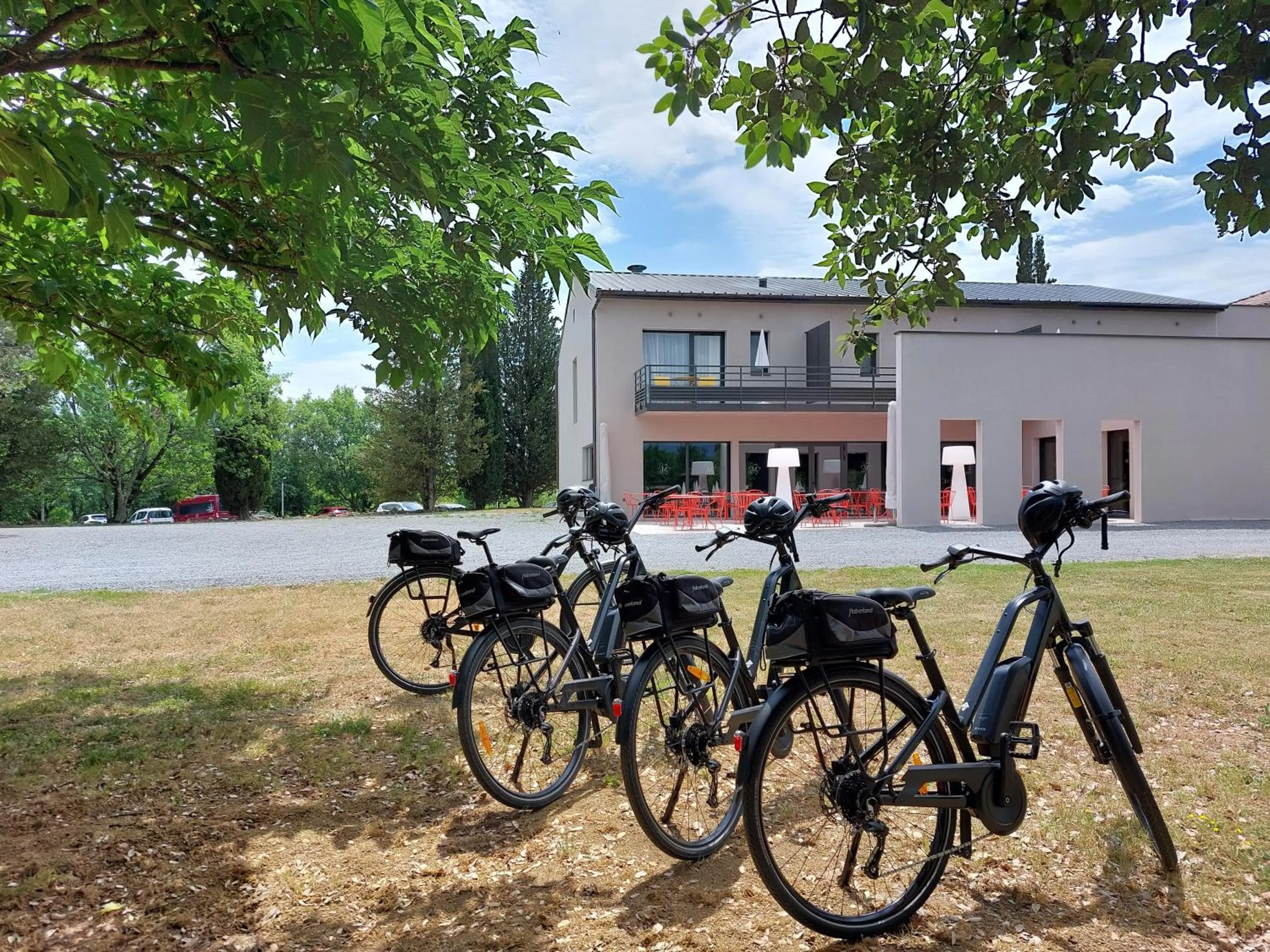 Garden in Logis Auberge Les Murets Hotel Restaurant Spa
