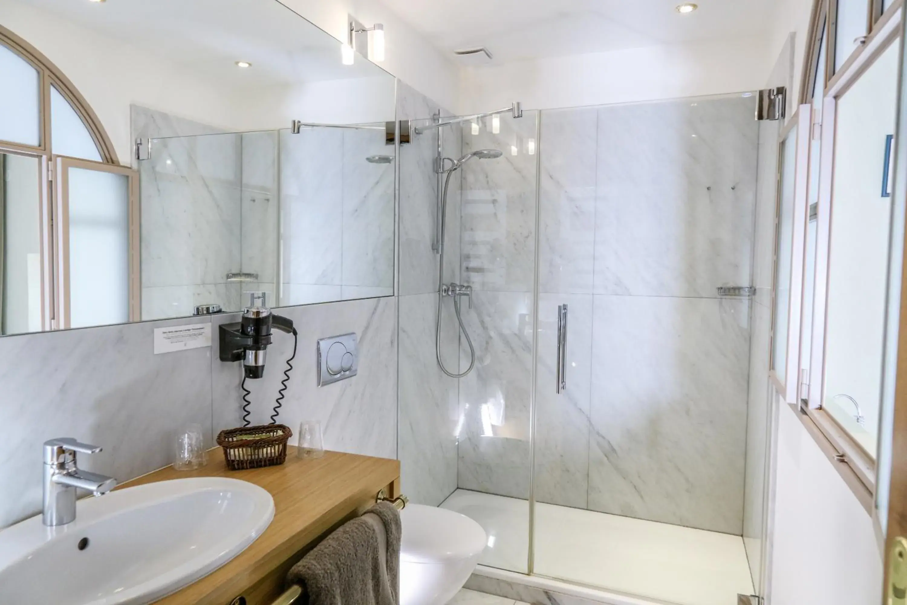 Shower in Logis Auberge Les Murets Hotel Restaurant Spa Shower in Logis Auberge Les Murets Hotel Restaurant Spa