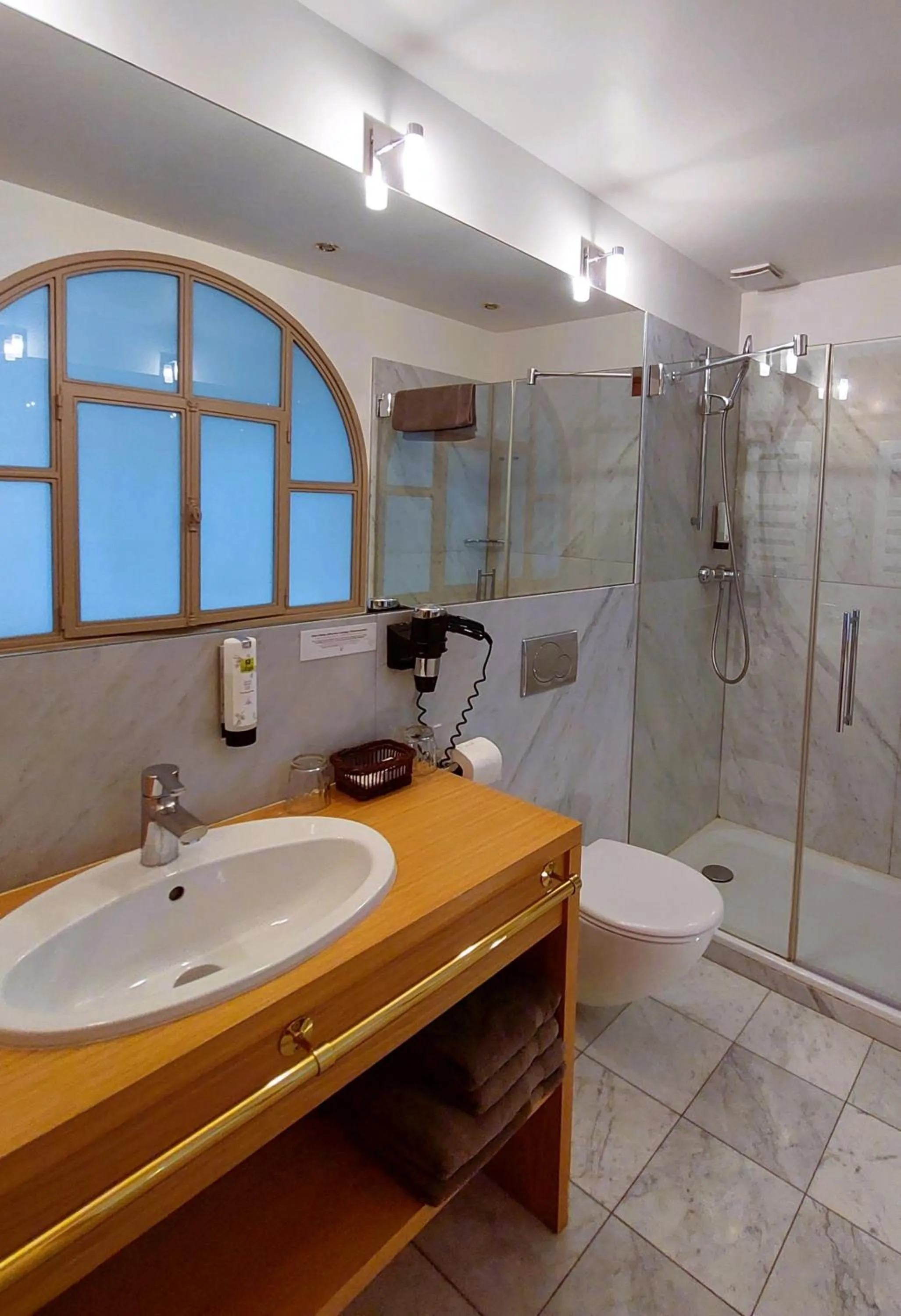 Shower in Logis Auberge Les Murets Hotel Restaurant Spa