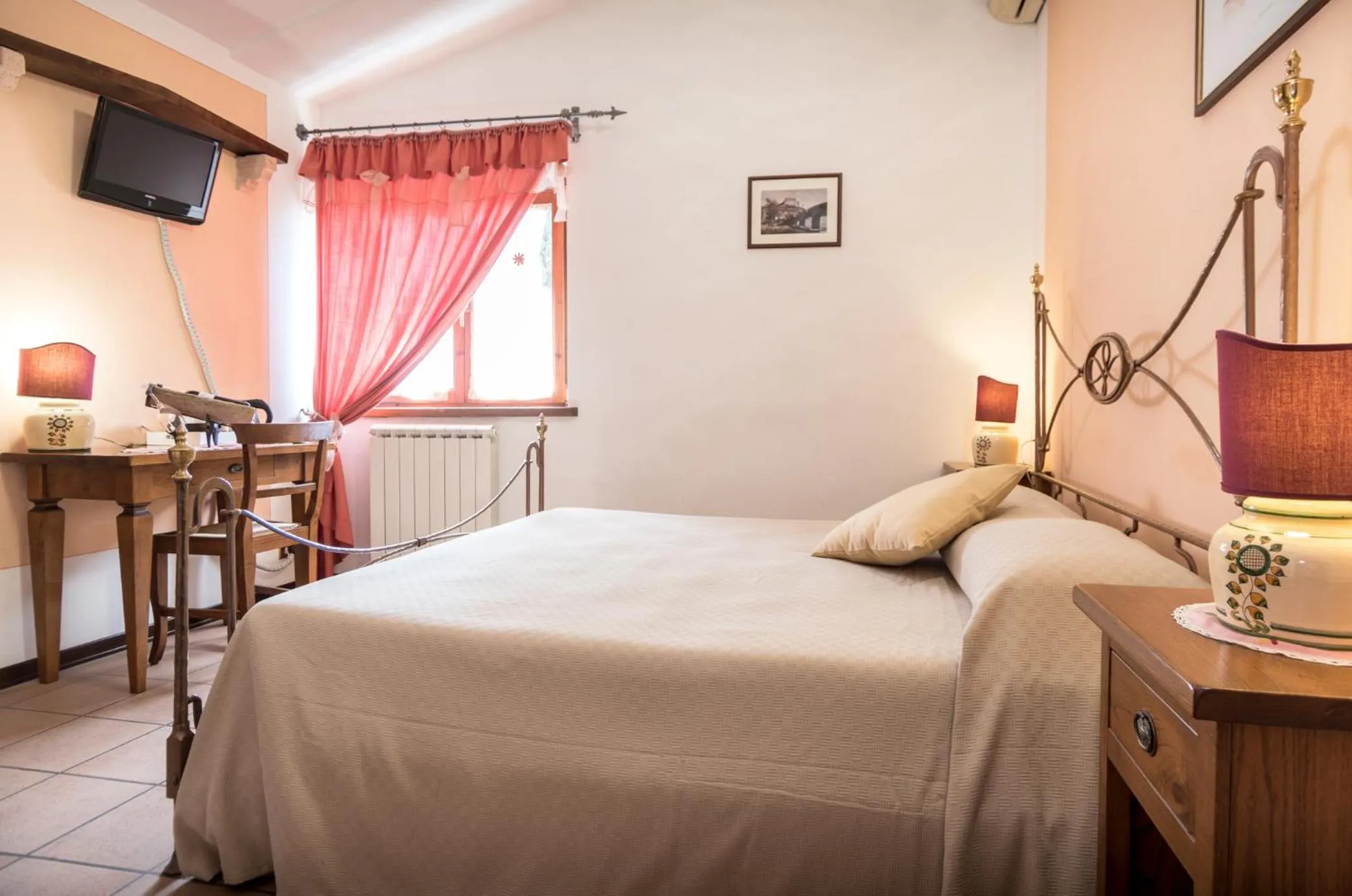 Photo of the whole room, Bed in La Piaggia