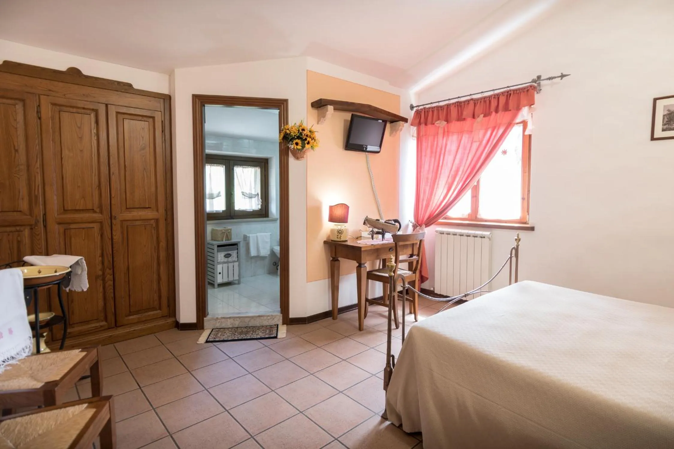 Photo of the whole room, Bed in La Piaggia