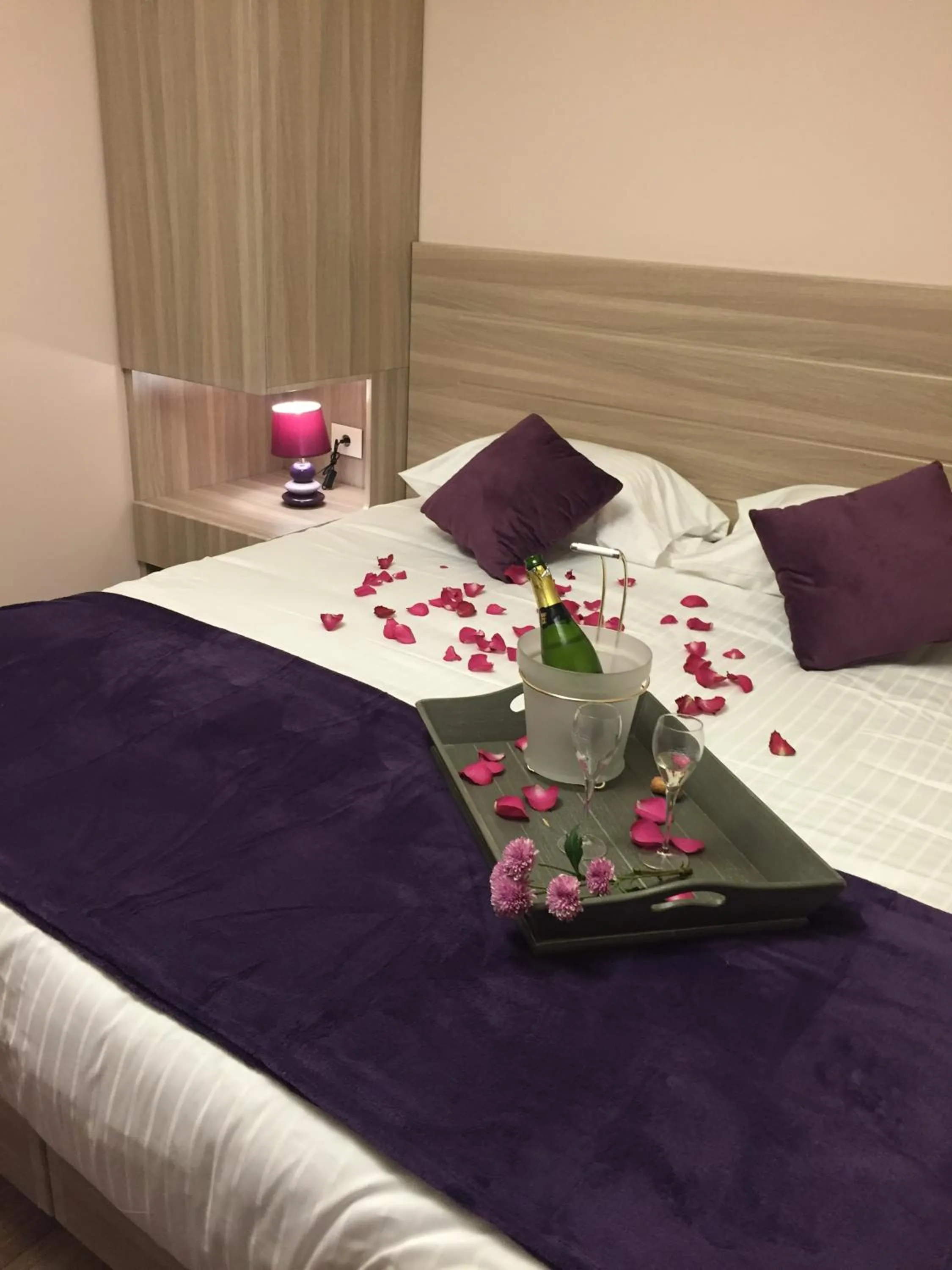 Bedroom, Bed in HOtello guest suites