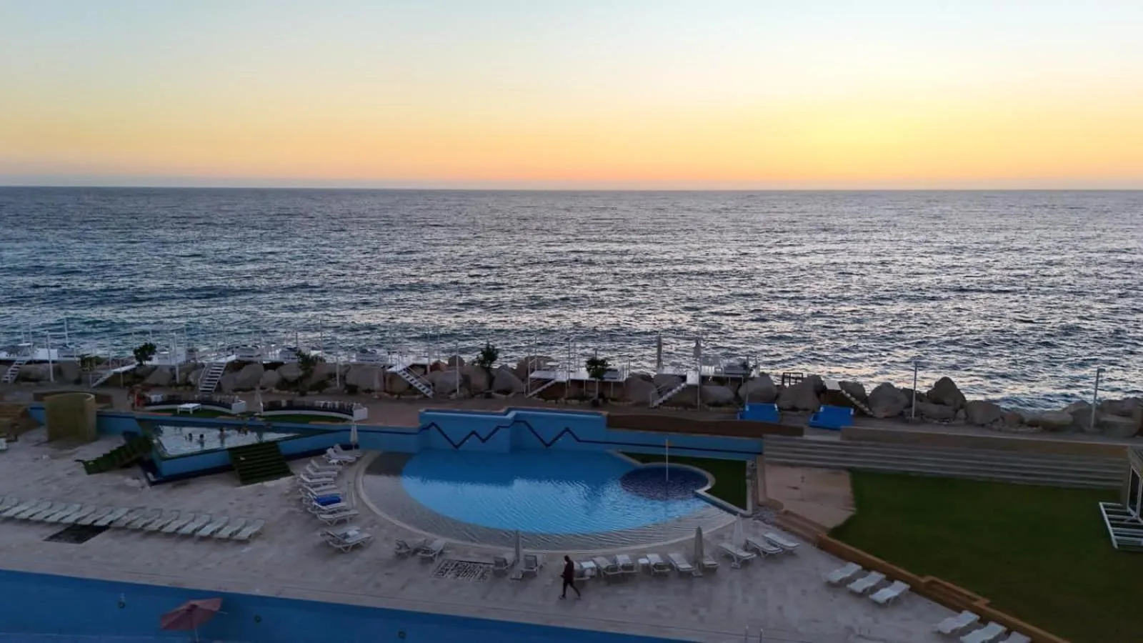 Pool view in Four Seasons Halat