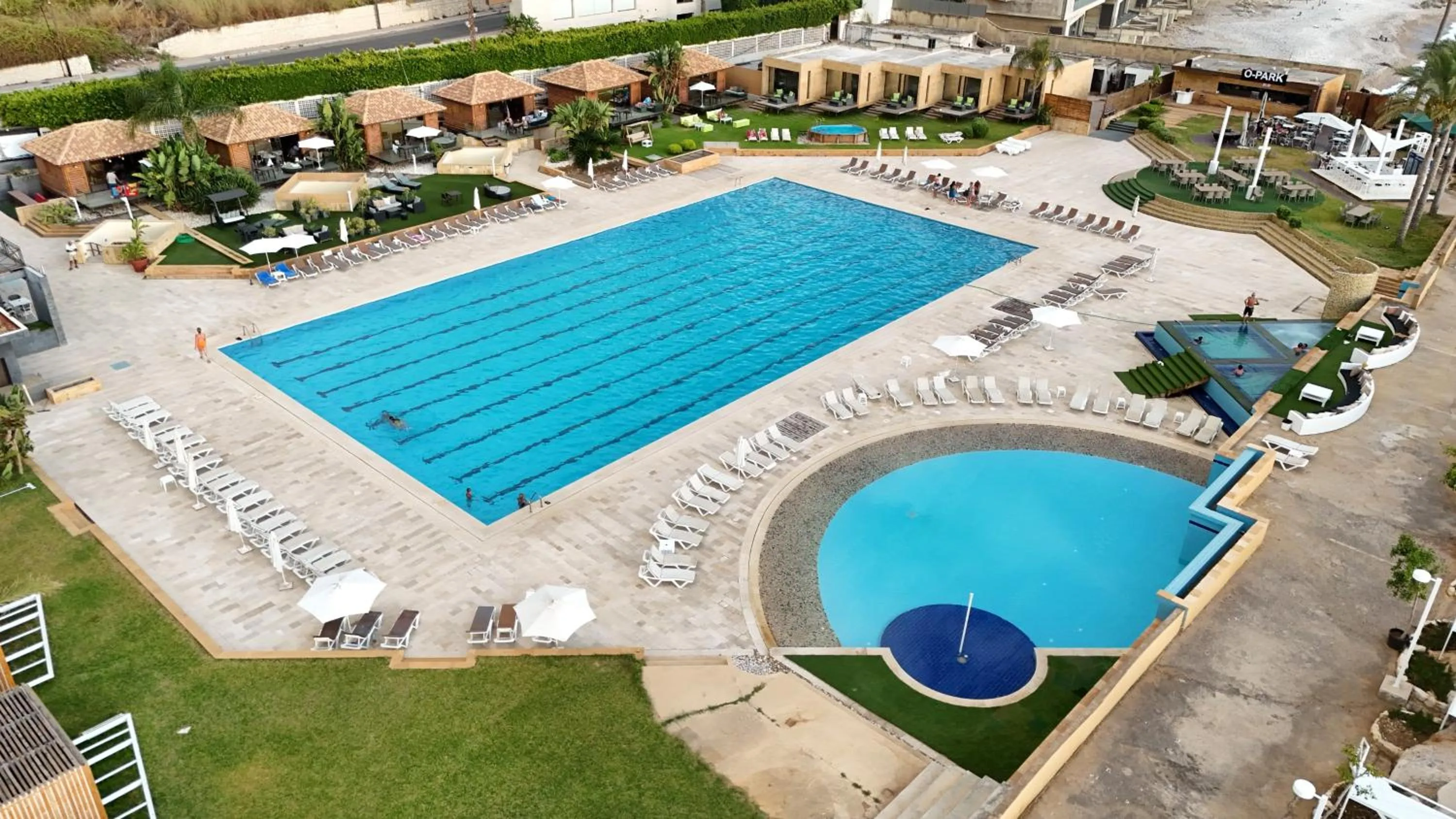 Swimming pool in Four Seasons Halat