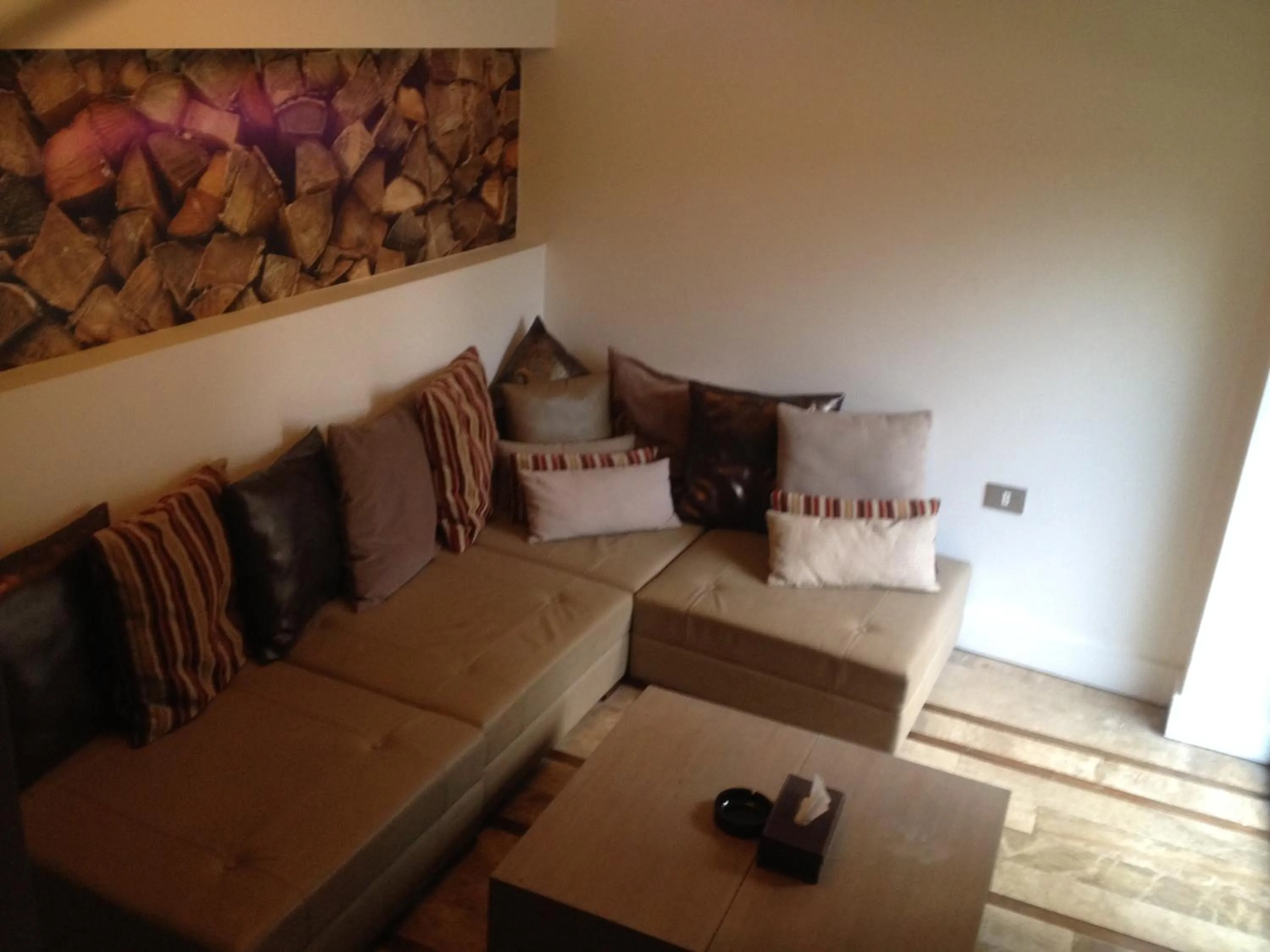 Seating area in Four Seasons Halat