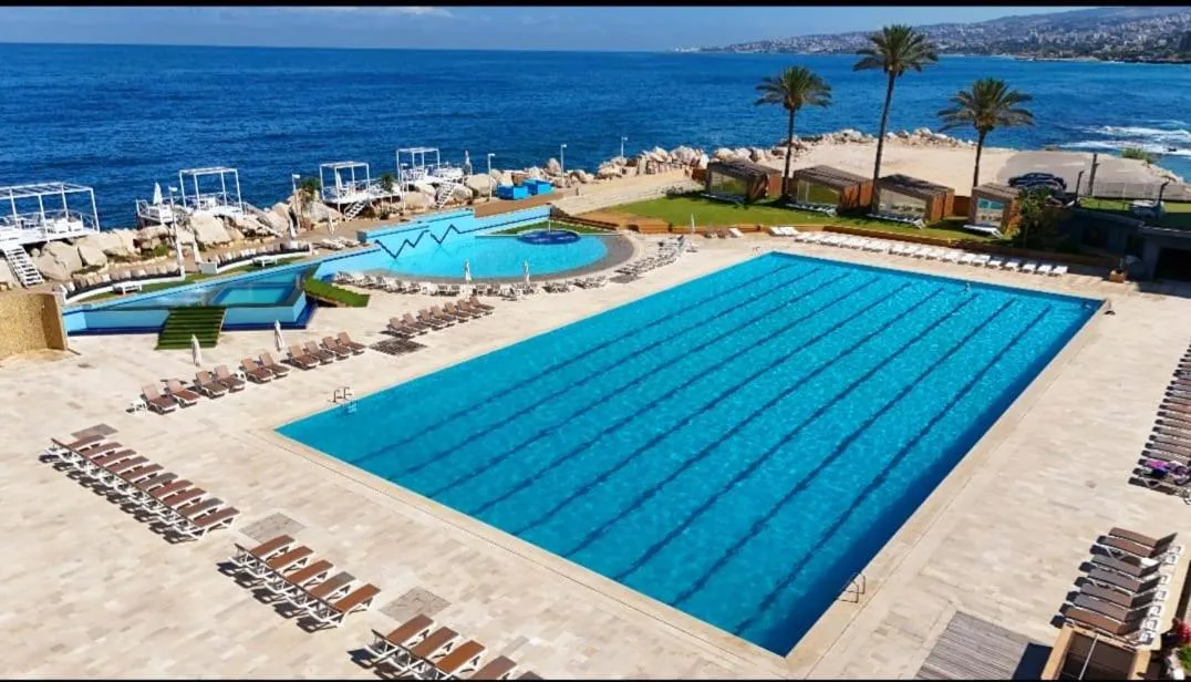 Swimming pool in Four Seasons Halat