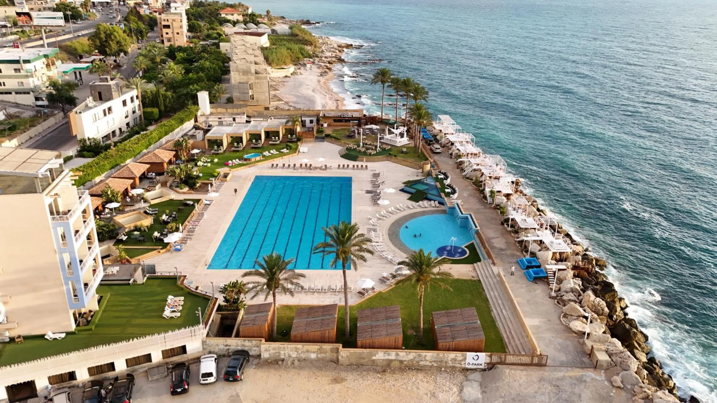 Swimming pool in Four Seasons Halat