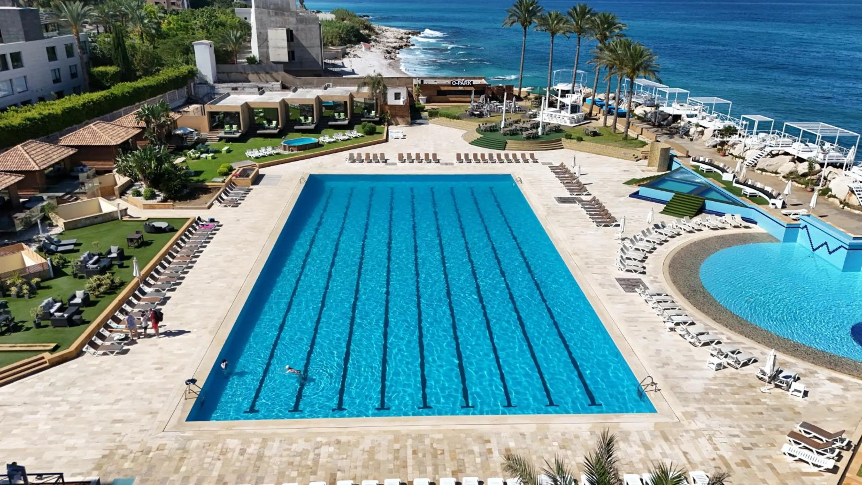 Swimming pool in Four Seasons Halat