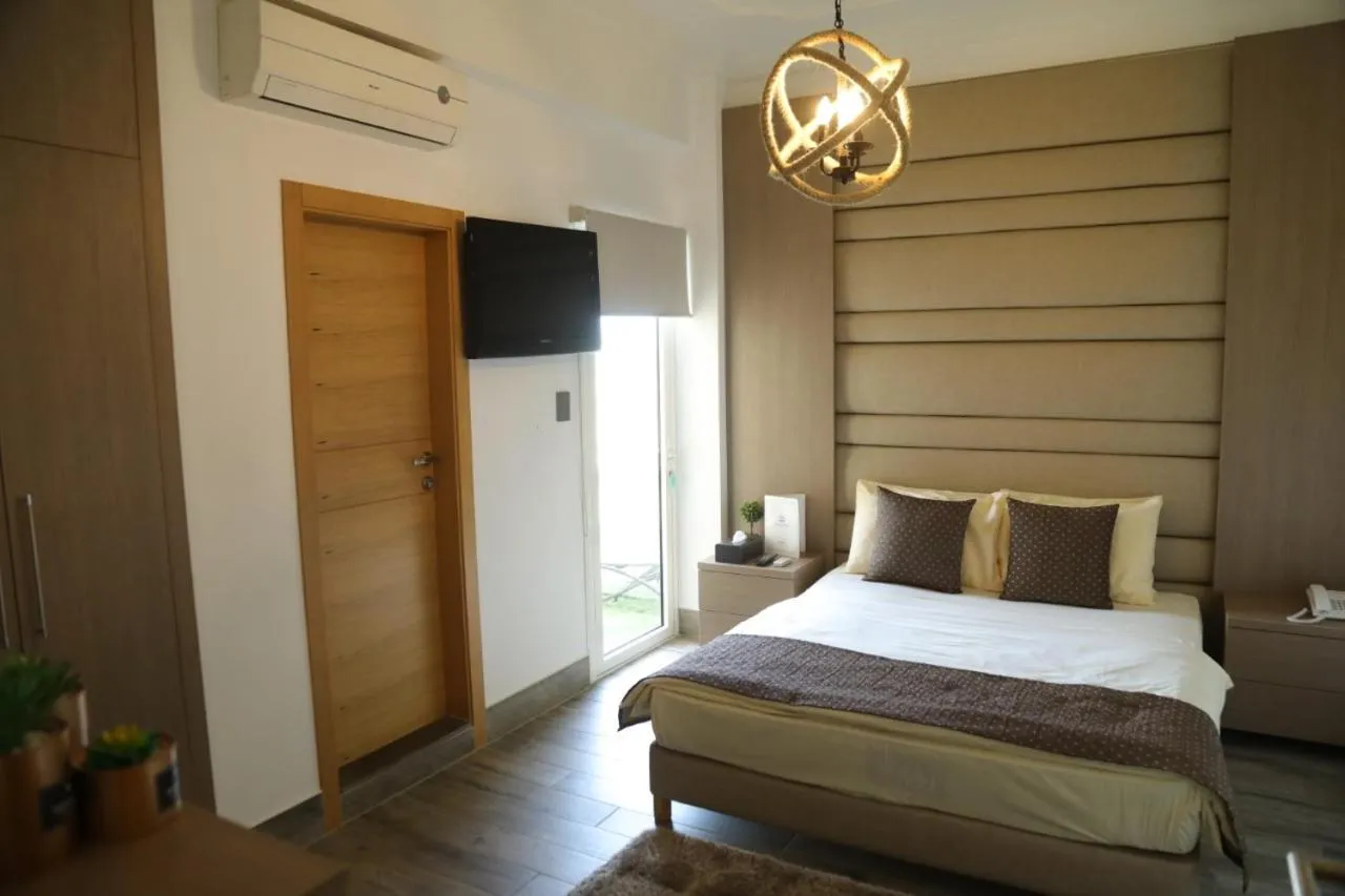 Photo of the whole room, Bed in Four Seasons Halat