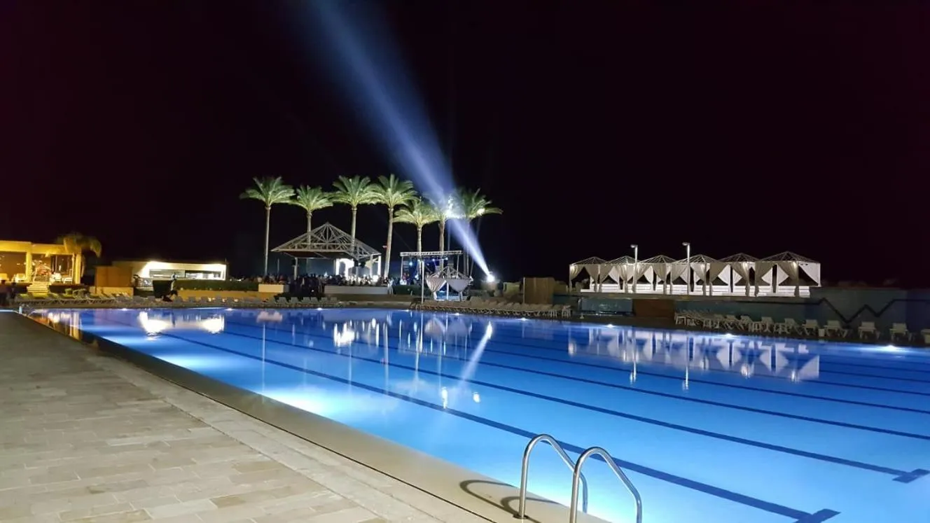 Swimming pool in Four Seasons Halat