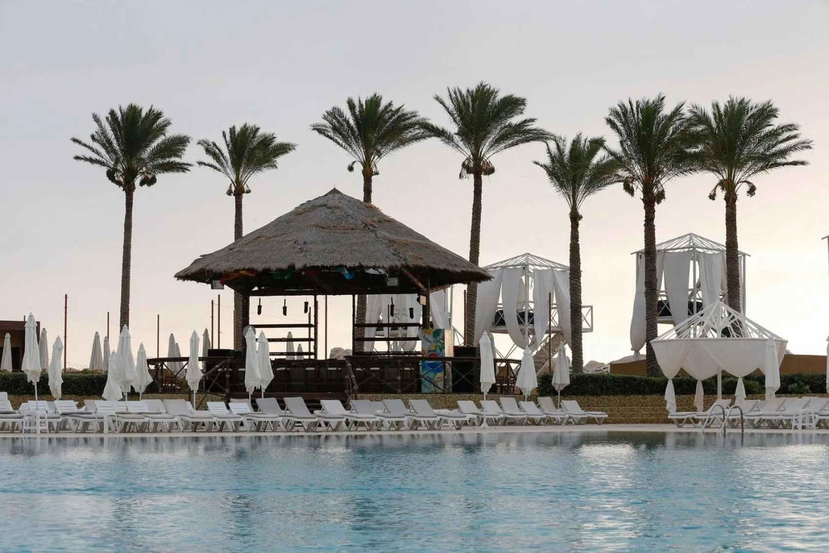 Swimming pool in Four Seasons Halat