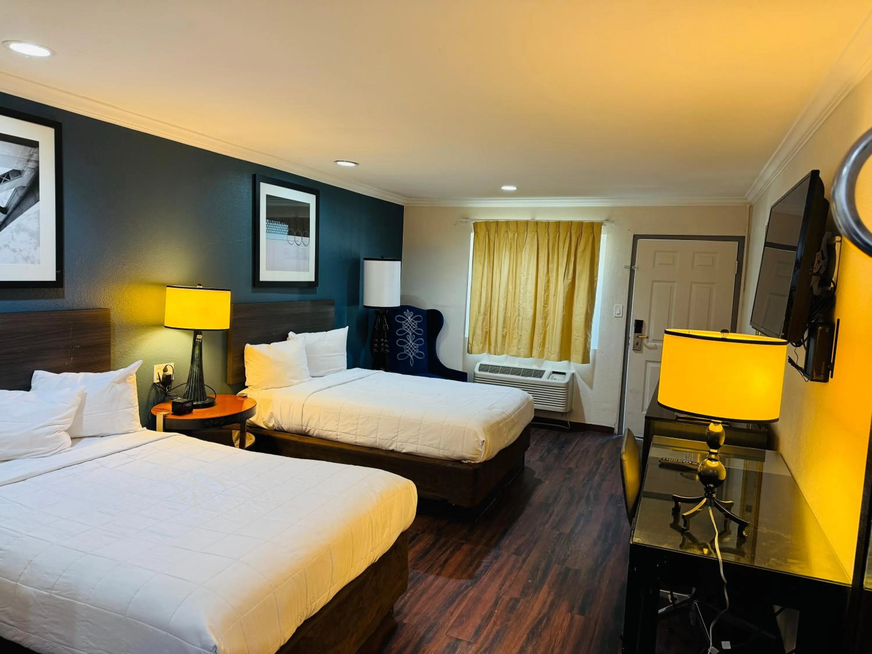 TV and multimedia, Bed in Baymont by Wyndham Bakersfield