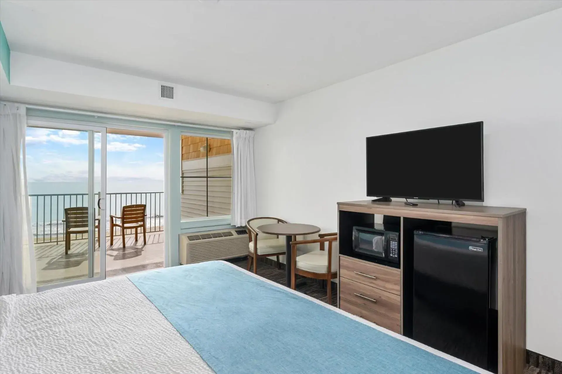 Ocean Front Room with King Bed and Balcony in Monte Carlo Boardwalk / Oceanfront Ocean City Ocean Front Room with King Bed and Balcony in Monte Carlo Boardwalk / Oceanfront Ocean City