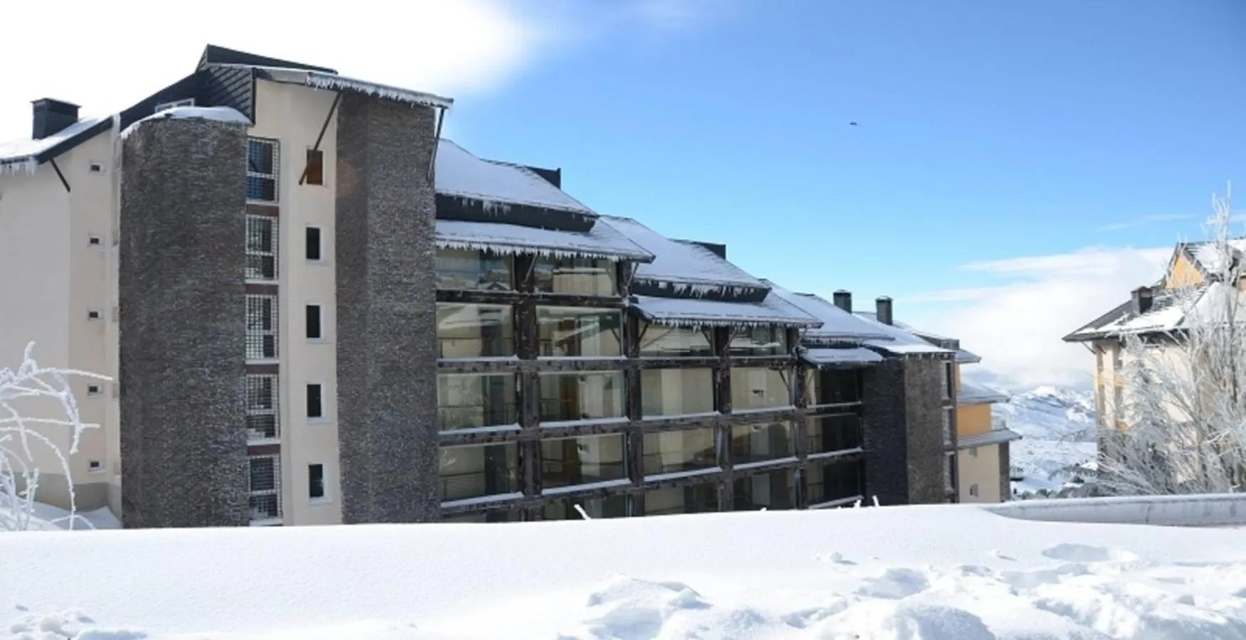Property building in Apartamento Deluxe a Pie de Pista Miramar Ski