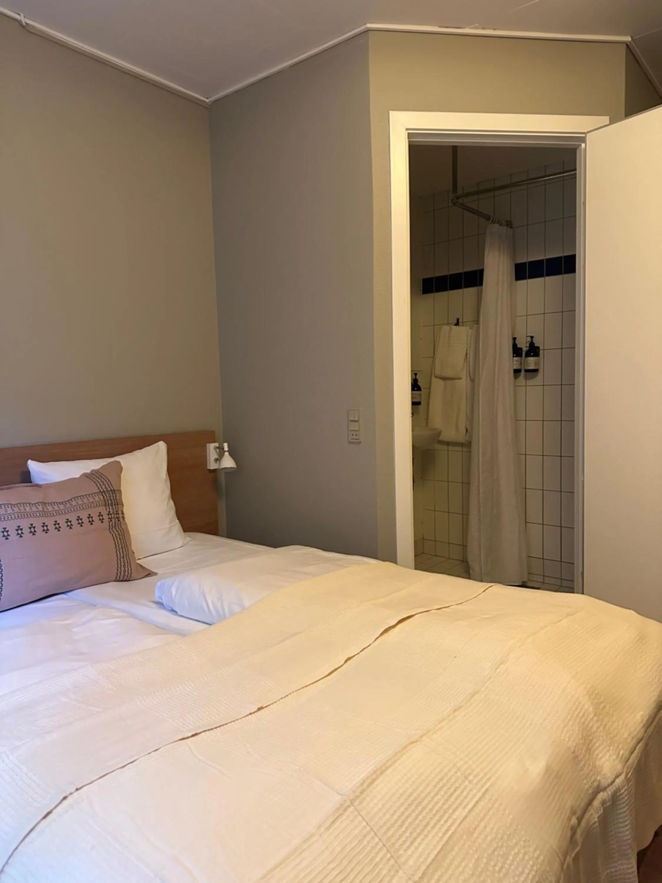 Shower, Bed in Savoy Hotel