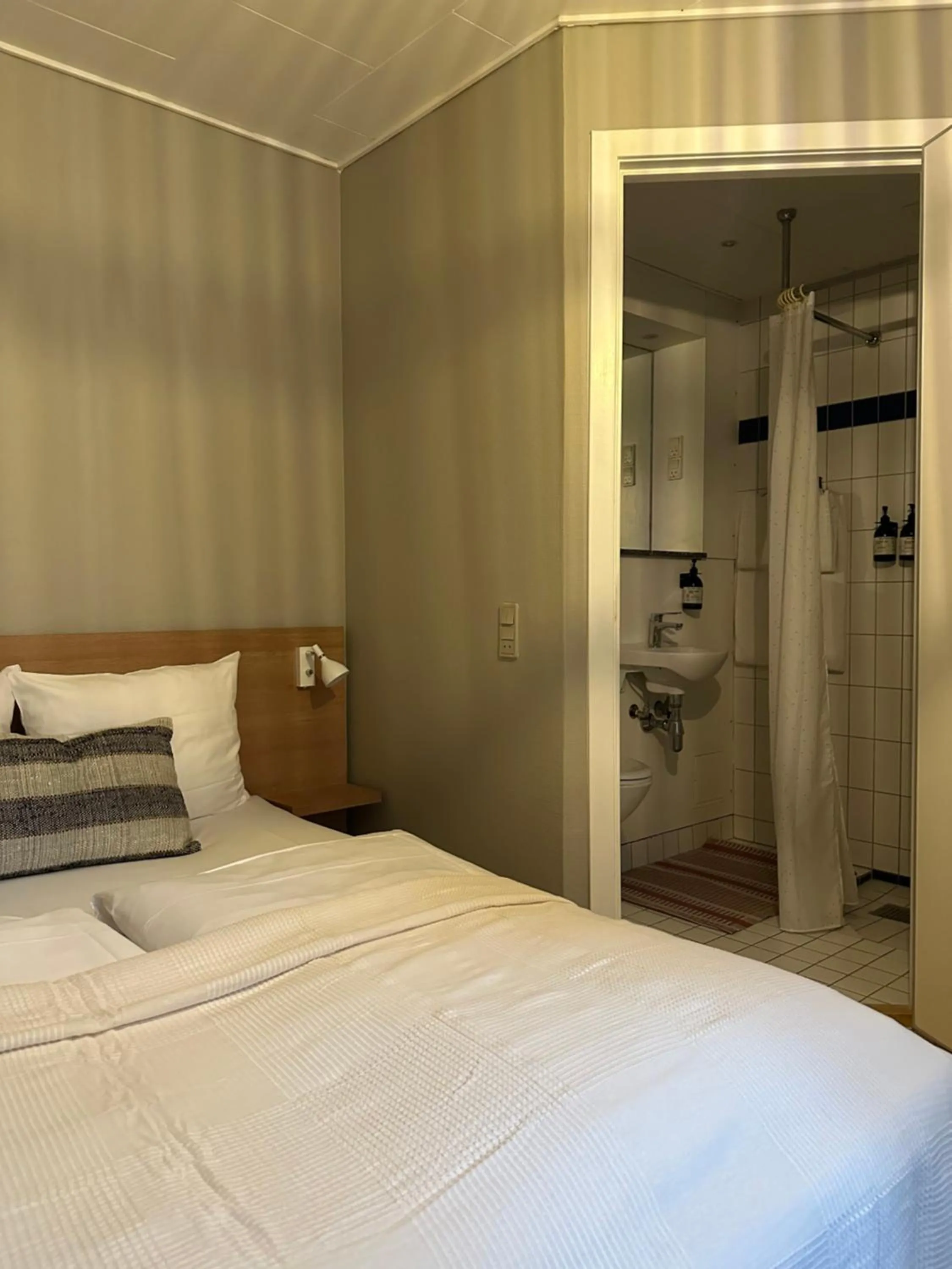 Shower, Bed in Savoy Hotel