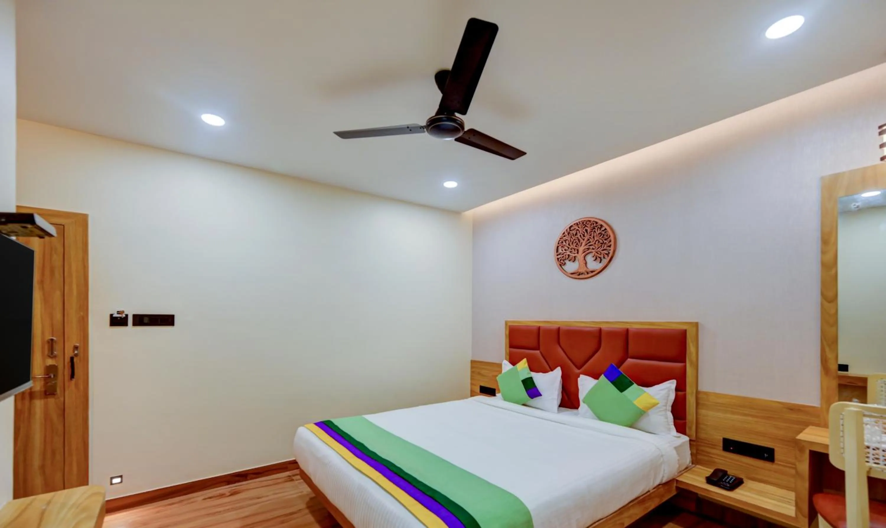 Bedroom, Bed in Treebo Aasma Downtown