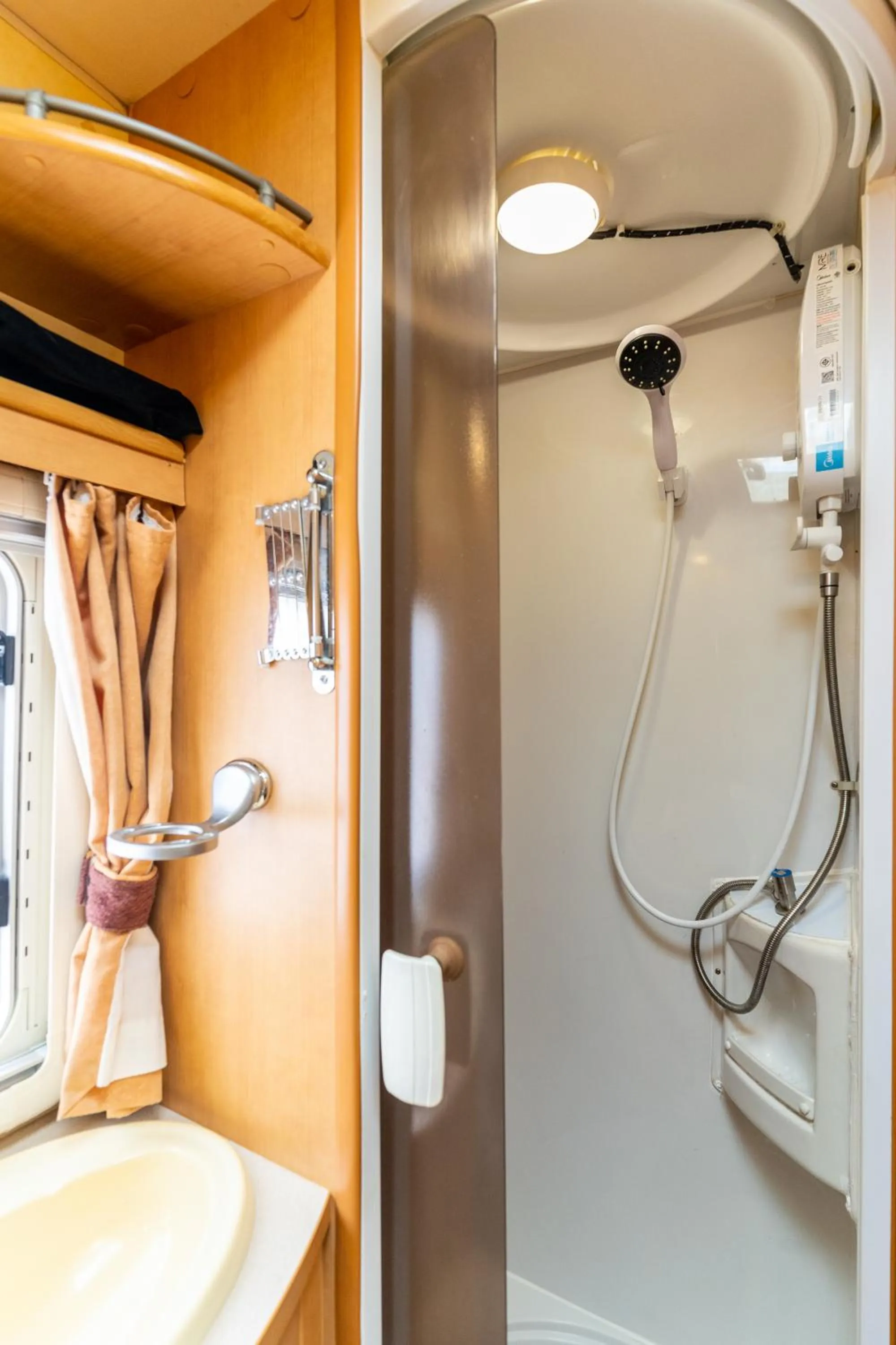 Shower in Bansaeo Garden and Resort