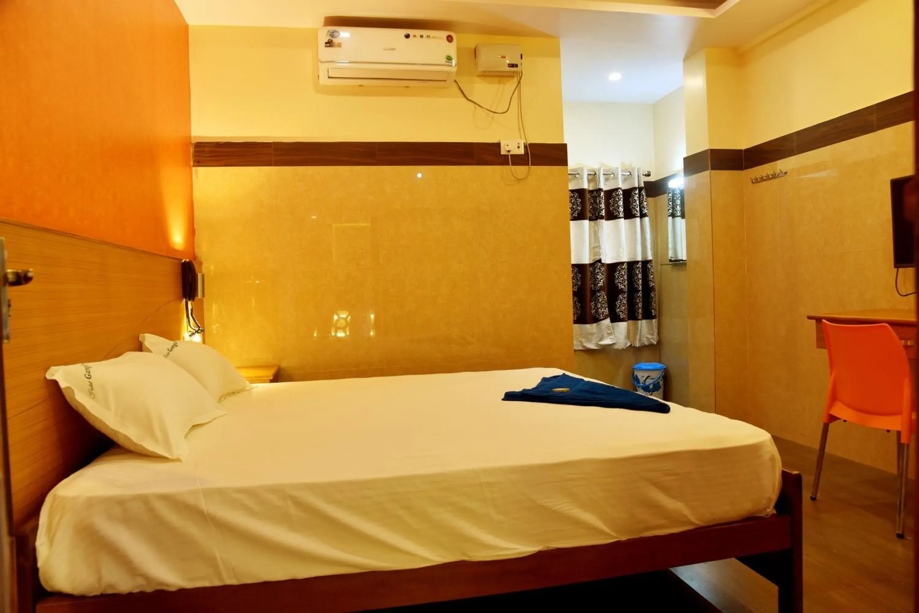 Deluxe Double Room in Hotel Ganga Tamilnadu Deluxe Double Room in Hotel Ganga Tamilnadu