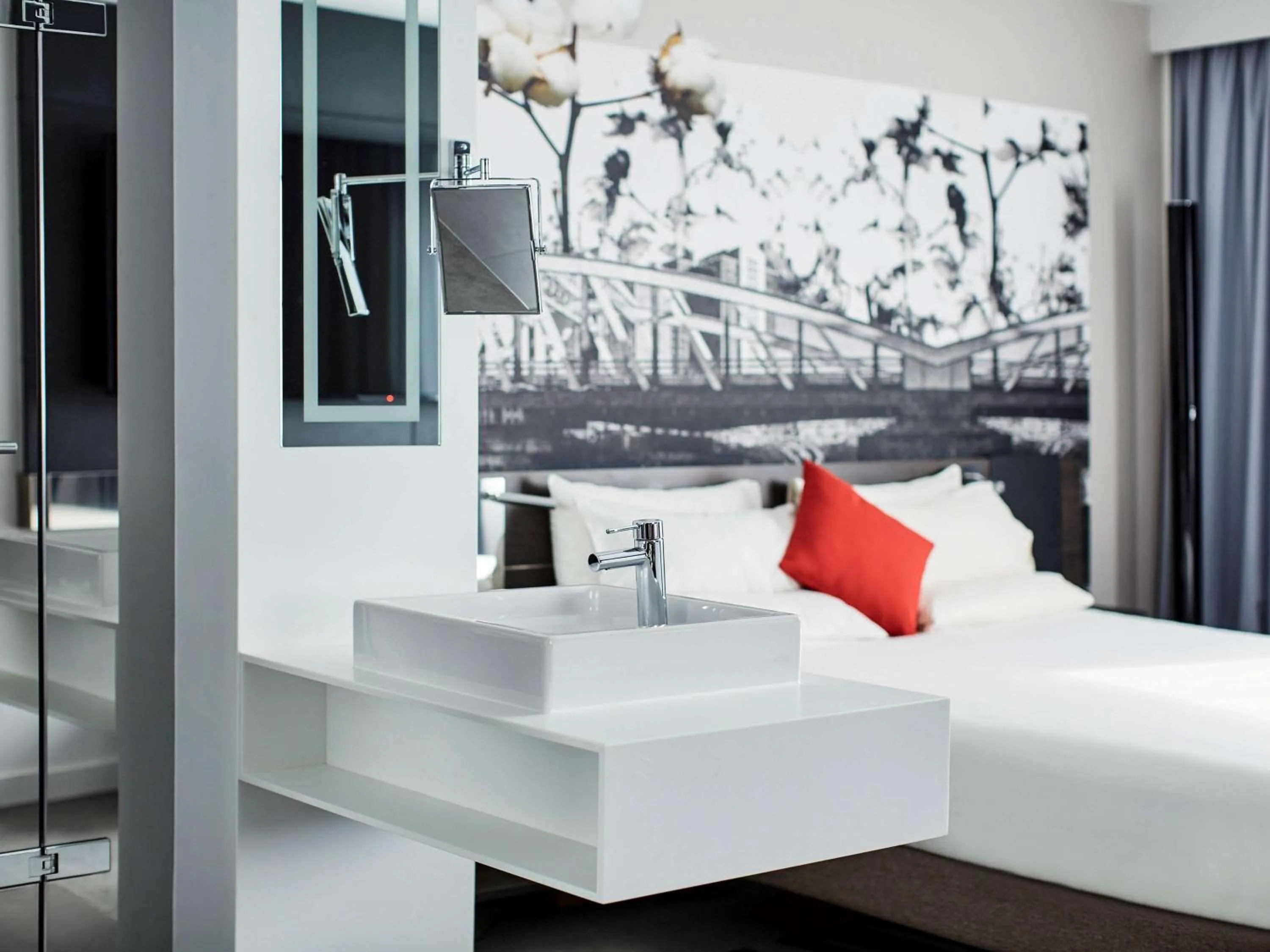 Photo of the whole room in Novotel Manchester Centre