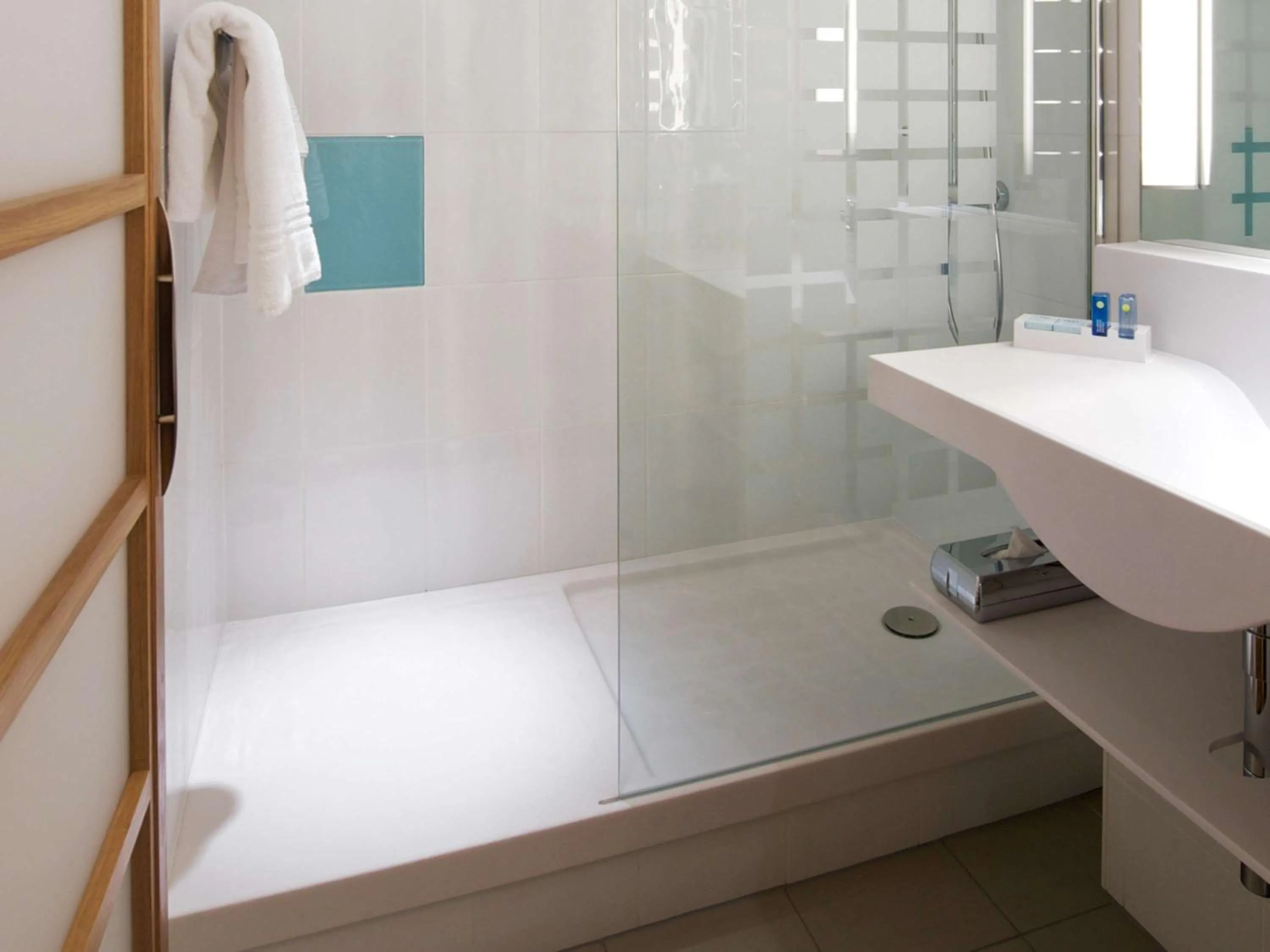 Photo of the whole room in Novotel Manchester Centre