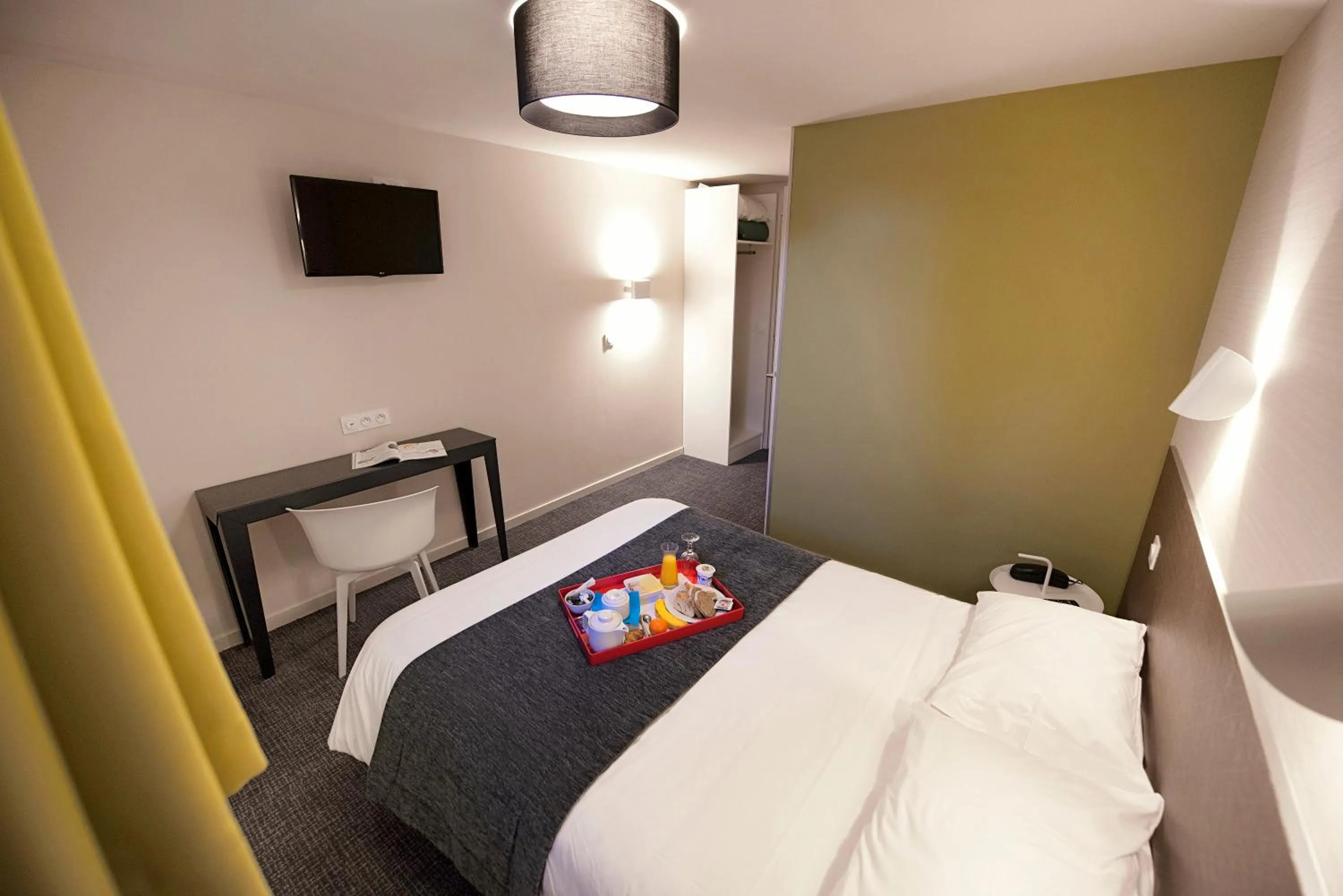 Bedroom, Bed in Hôtel Du Port