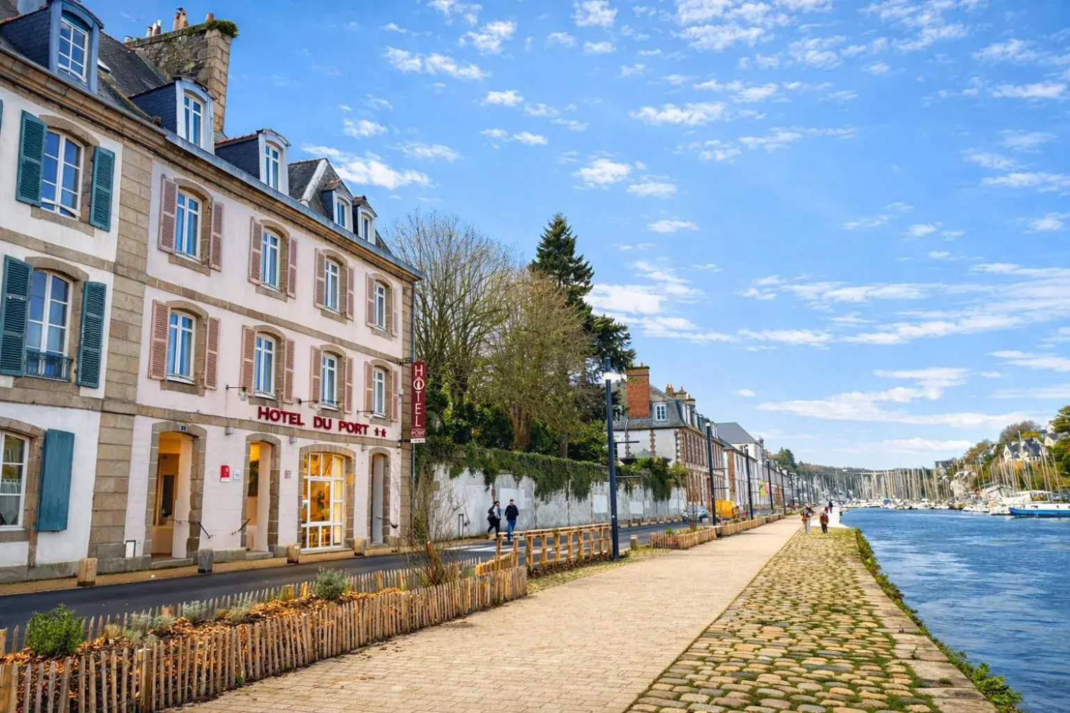 Property building in Hôtel Du Port Property building in Hôtel Du Port