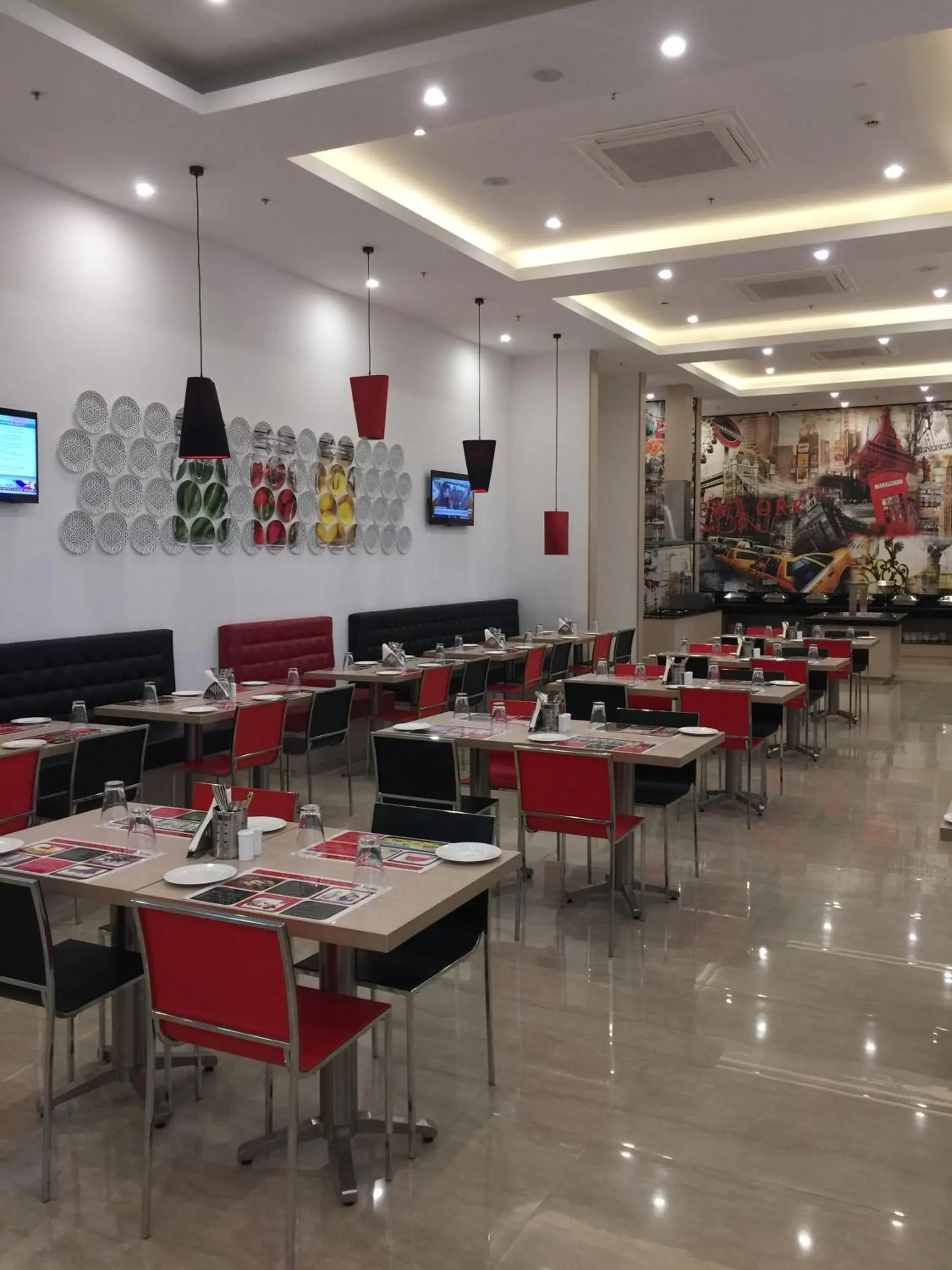 Restaurant/Places to Eat in Red Fox Hotel, Sector 60, Gurugram