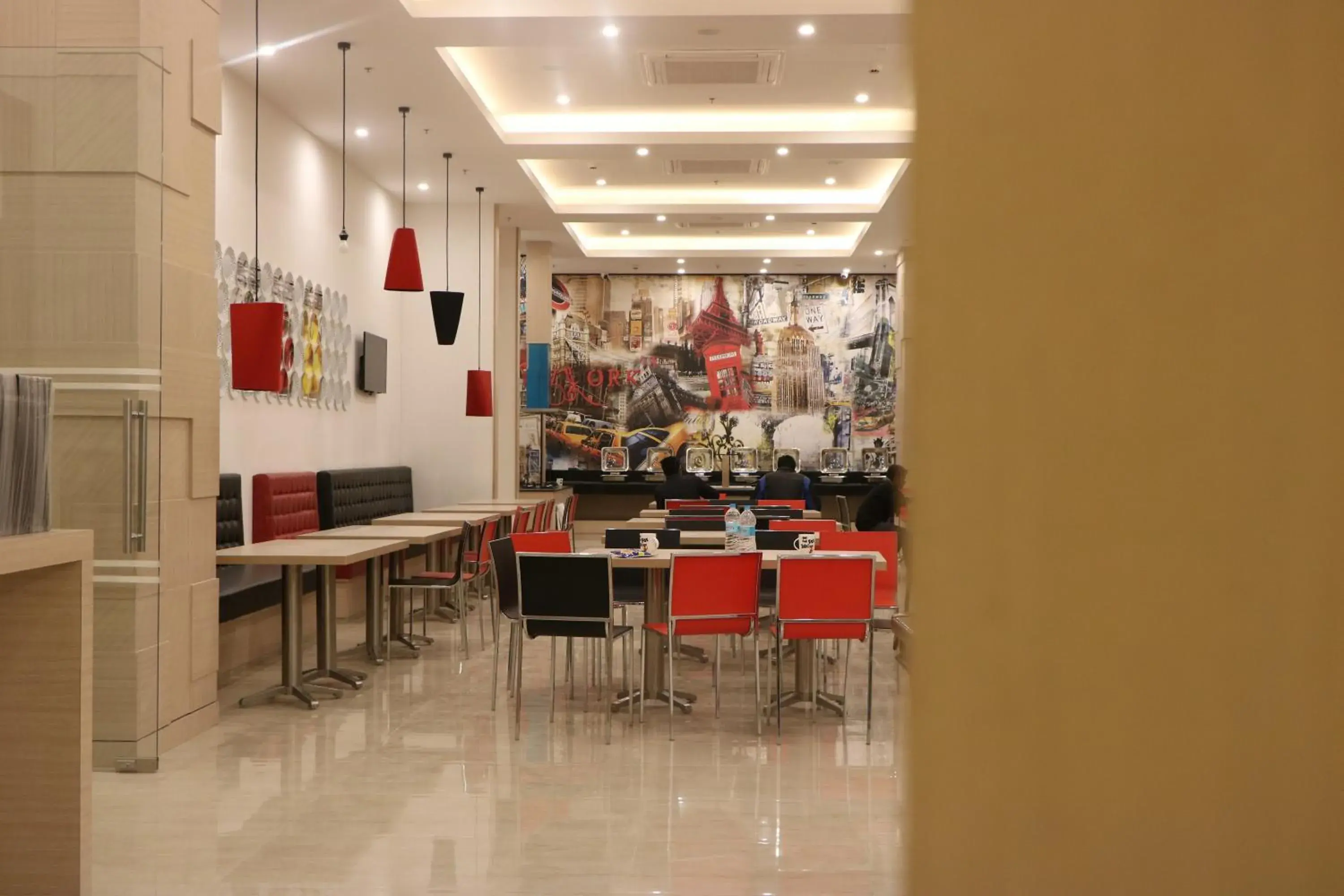 Restaurant/Places to Eat in Red Fox Hotel, Sector 60, Gurugram