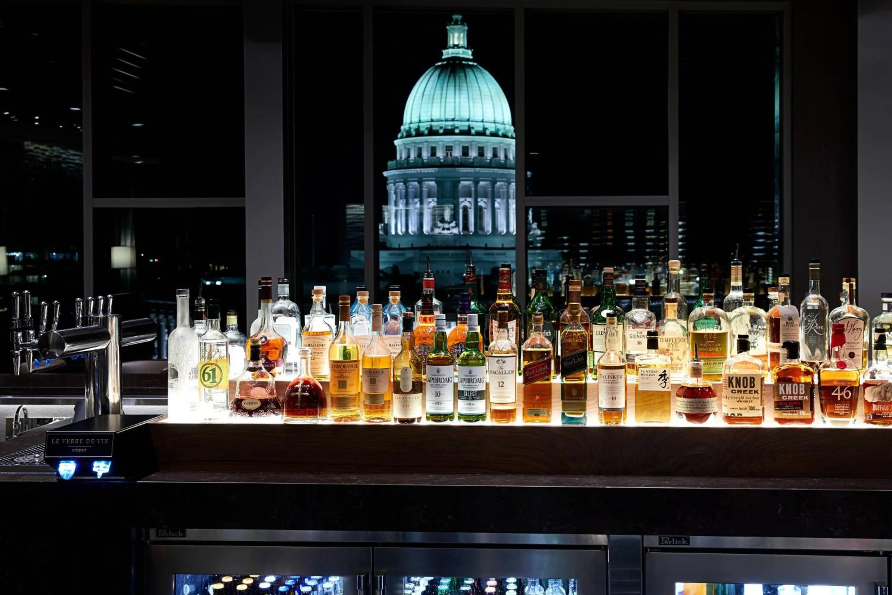 Lounge or bar in AC Hotel by Marriott Madison Downtown