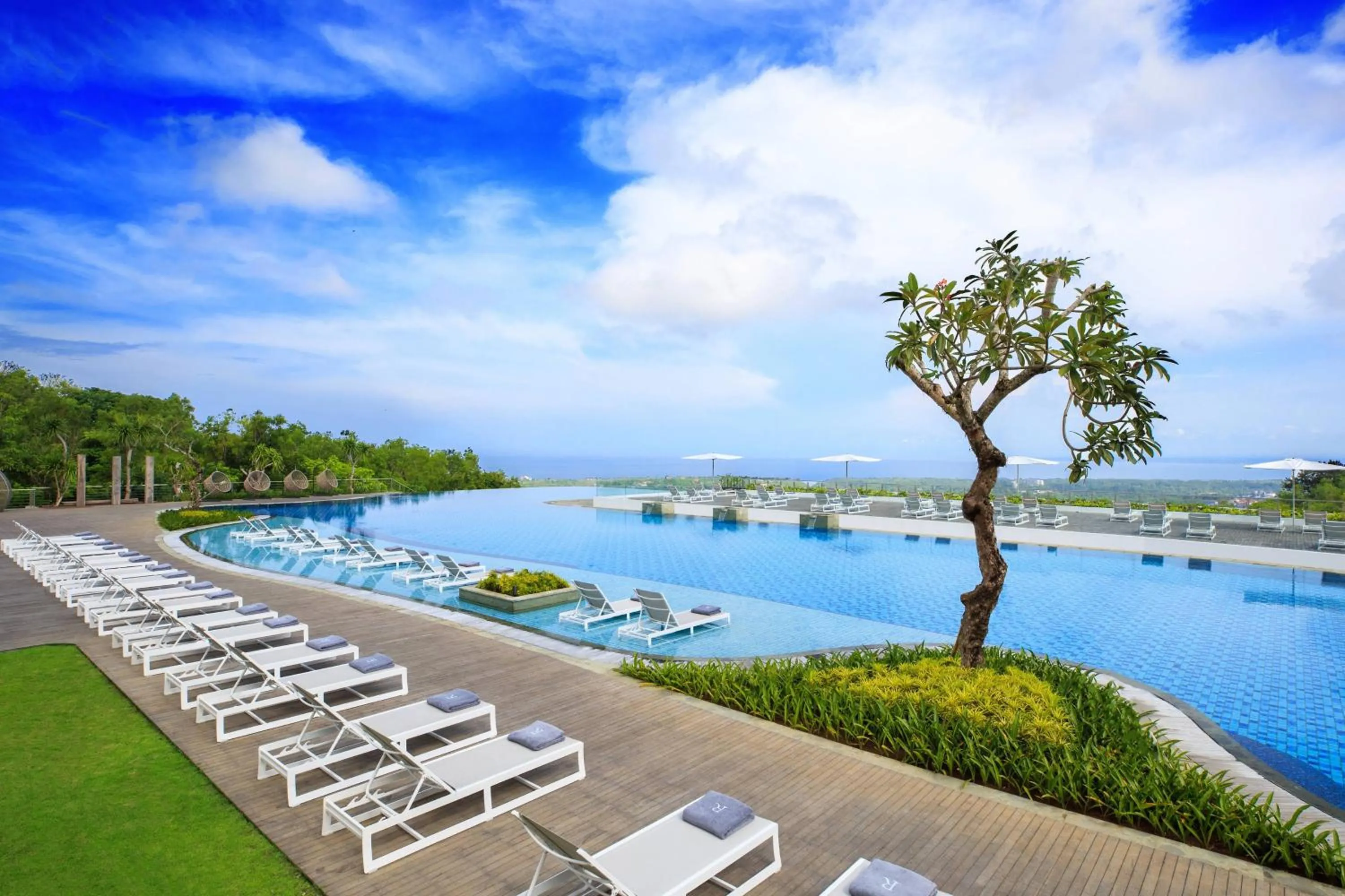 Swimming pool in Renaissance Bali Uluwatu Resort & Spa