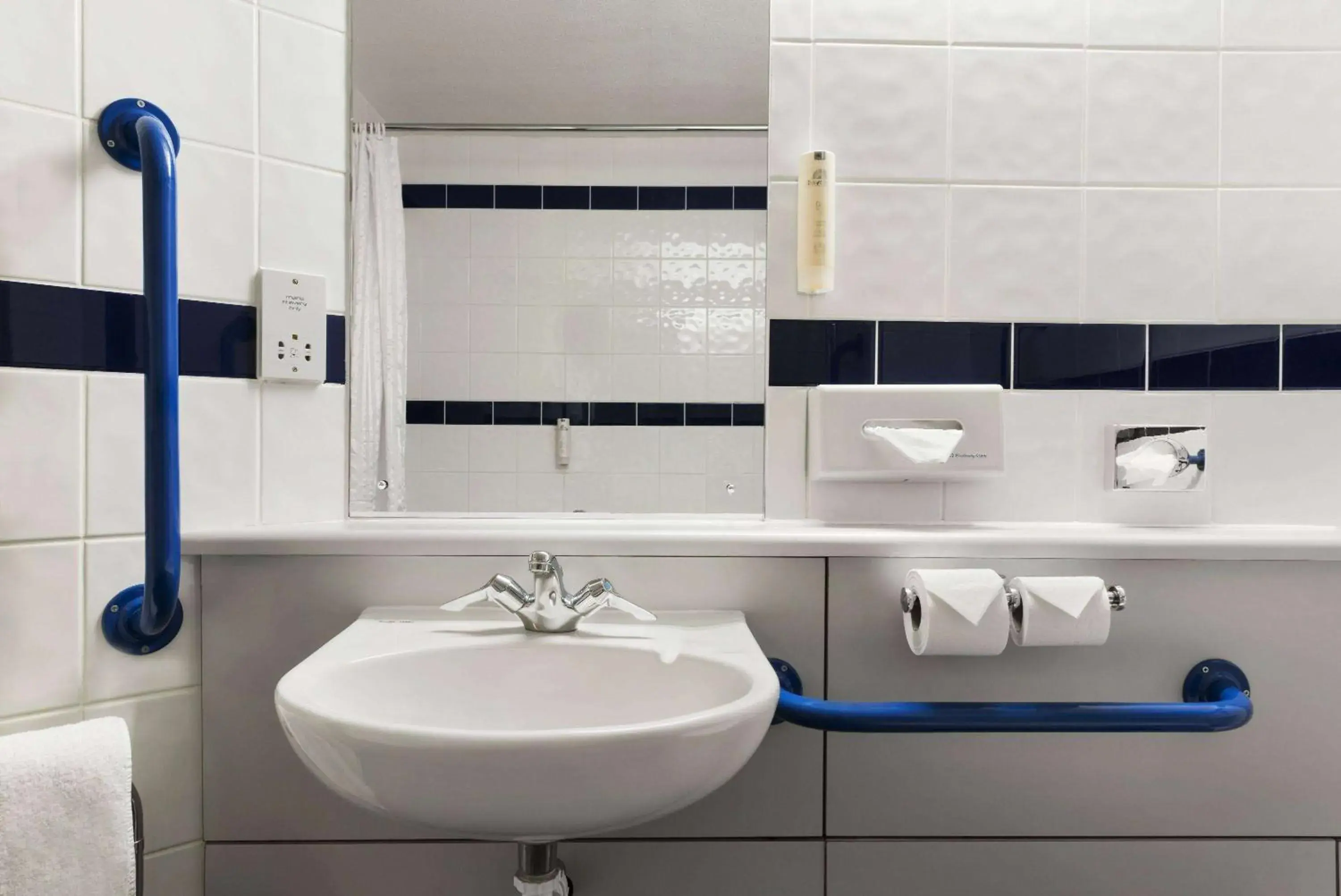 Shower in Days Inn Warwick Northbound M40 Shower in Days Inn Warwick Northbound M40