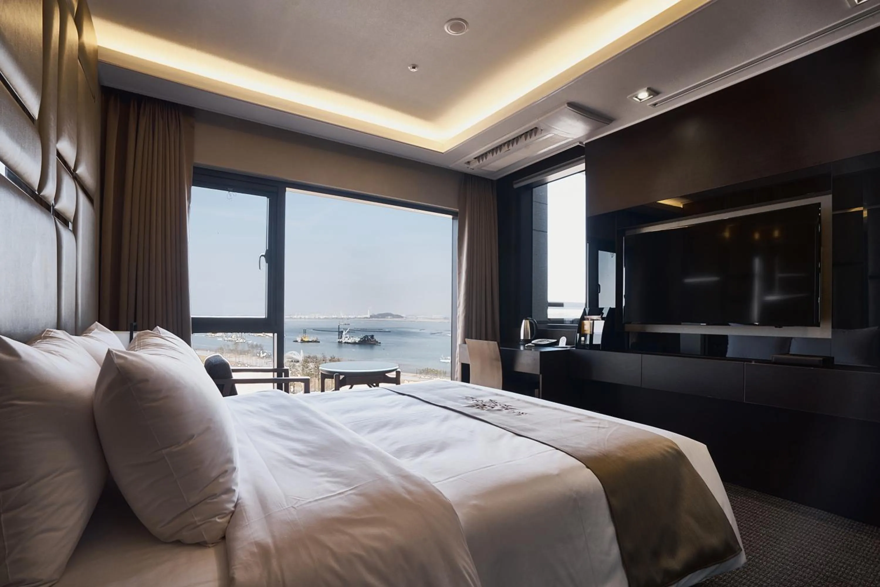 Bedroom, Bed in Royal Emporium Incheon Airport