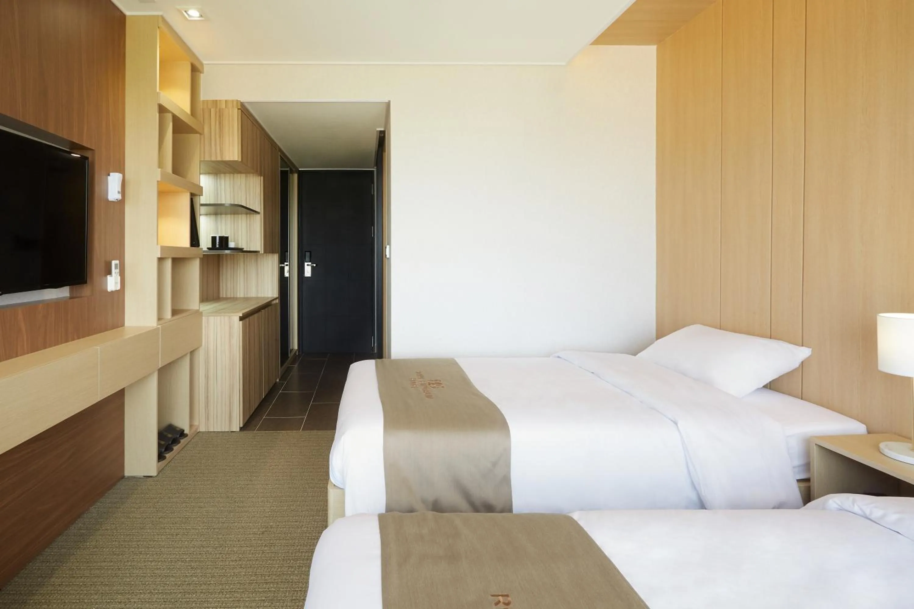 Bedroom, Bed in Royal Emporium Incheon Airport