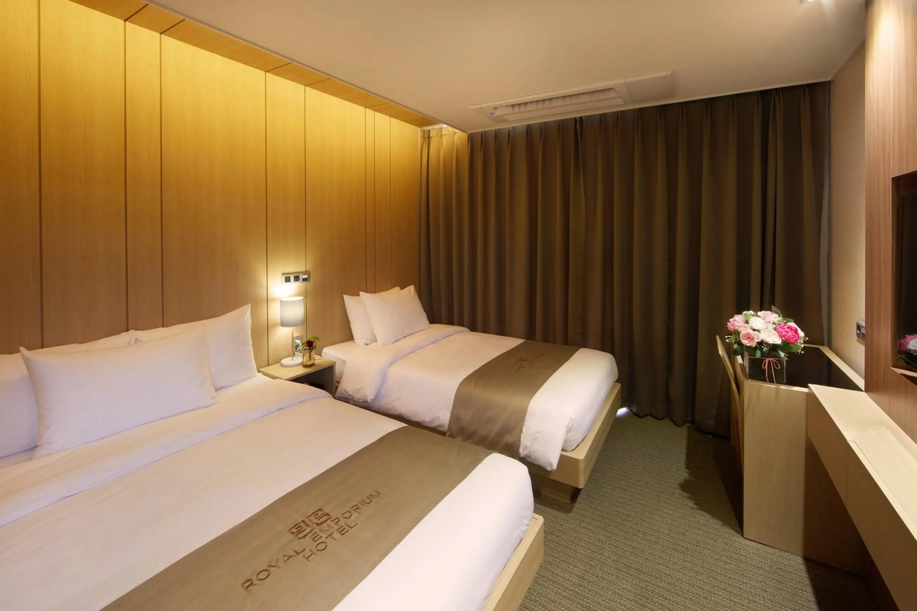 Bedroom, Bed in Royal Emporium Incheon Airport